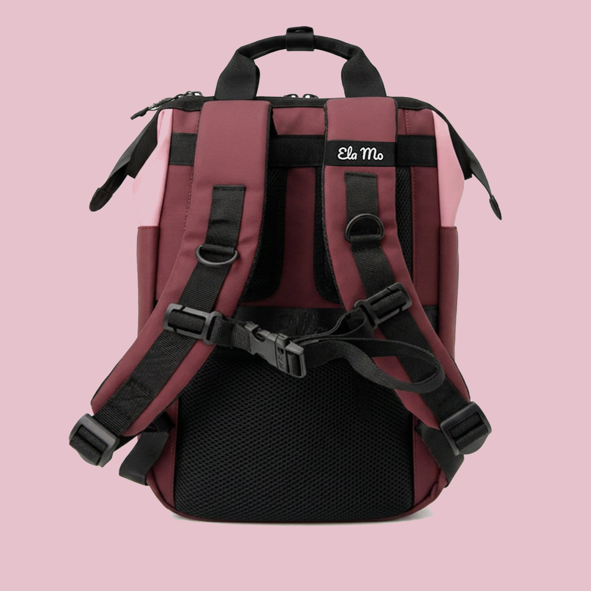 Ela Mo Topload Coated Edition Dark Berry – Produktansicht 4 auf Hero-Hintergrund
