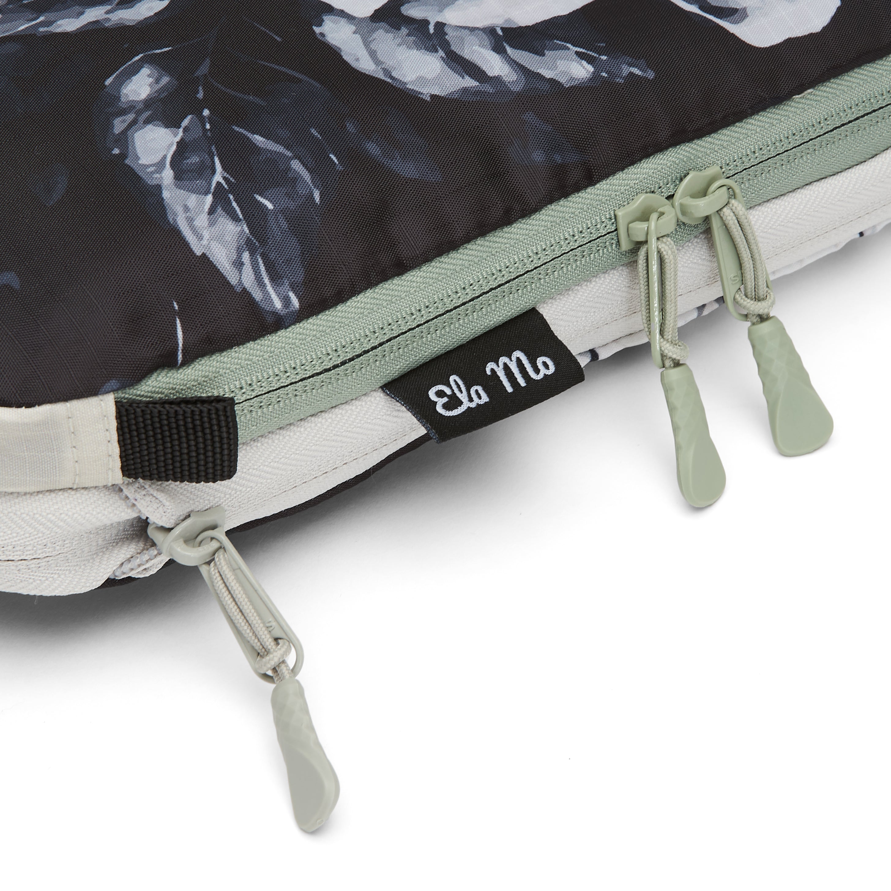 Ela Mo™ Compression Pouches. Zwei-Wege-Reißverschluss an einer Tasche mit Herstellerlogo daneben.