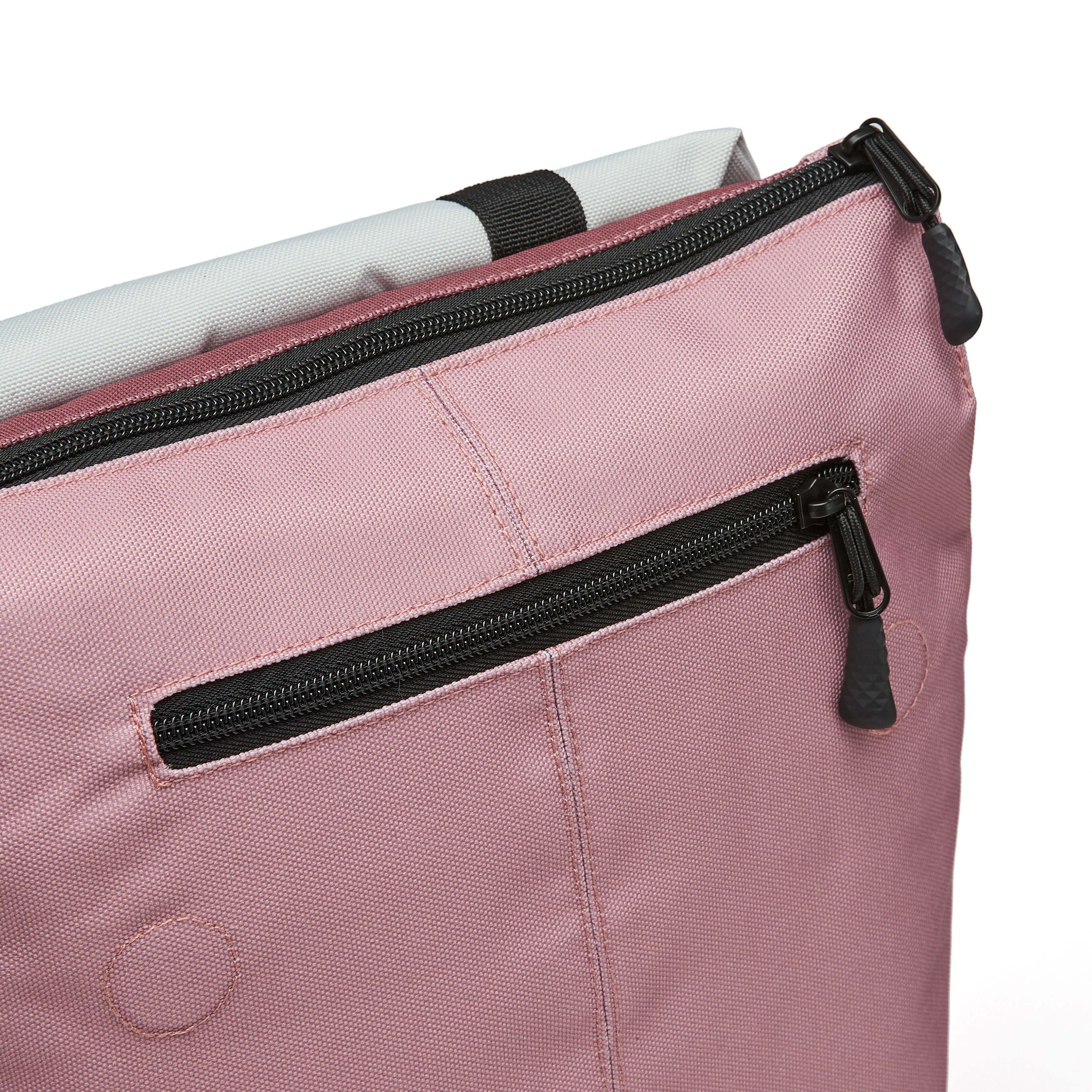 Ela Mo™ Daypack Rucksack | Strawberry Ceam. Oberteil des Rucksacks mit zwei Fächern und Reißverschluss.