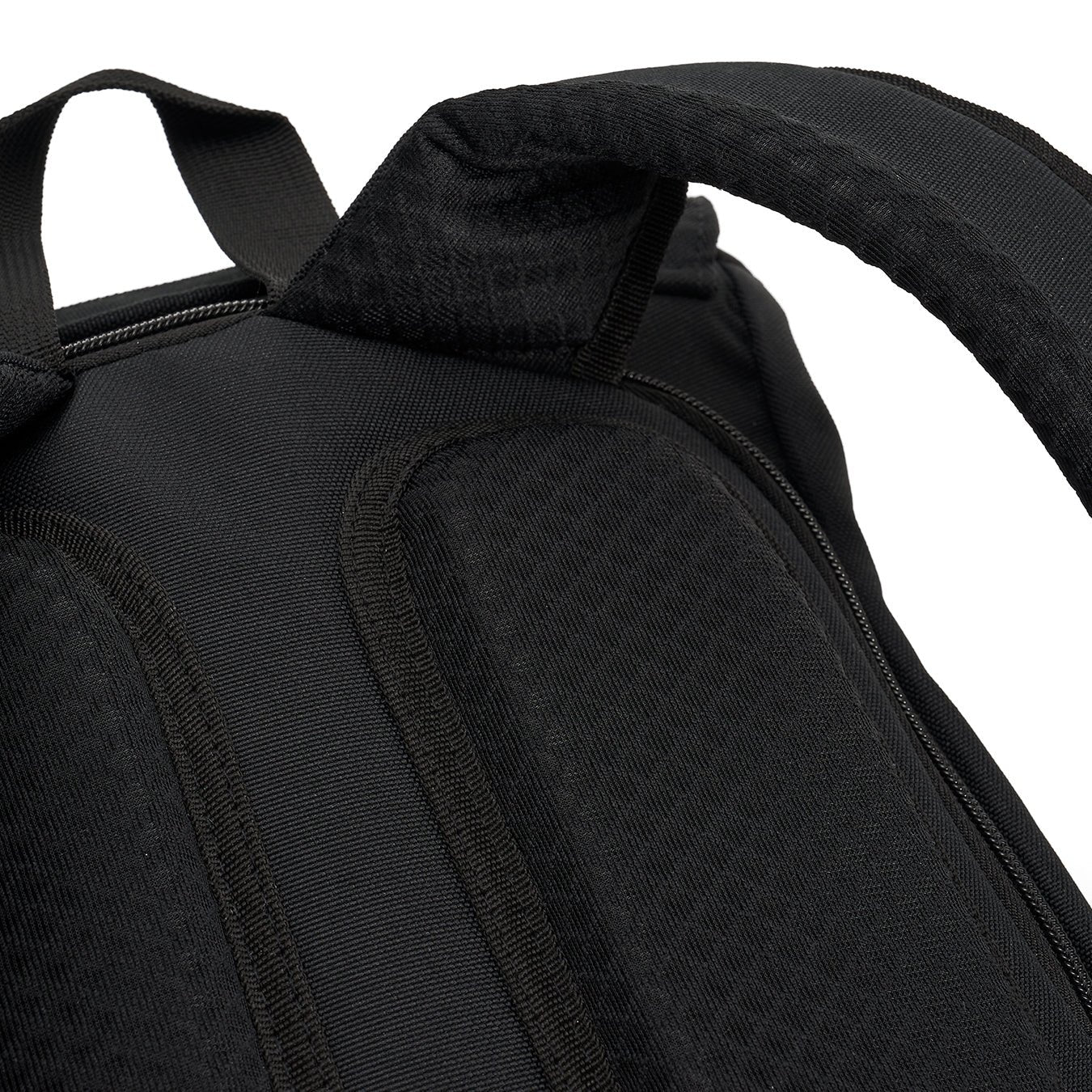 Ela Mo™ Everywhere Daypack | Black. Nahaufnahme des Tragegriffs am schwarzen Rucksack.