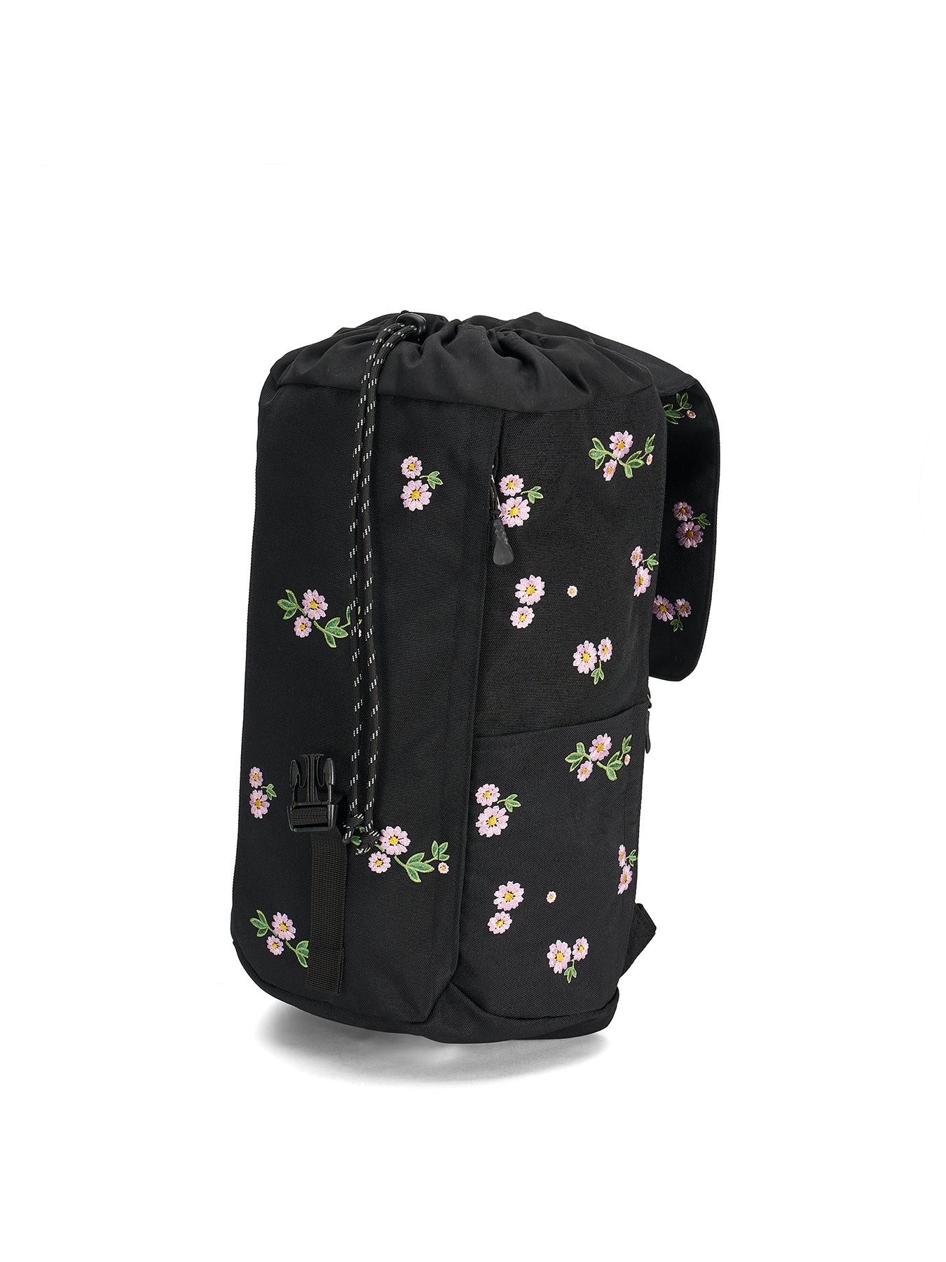 Ela Mo™ Everywhere Daypack | Embroidery Edition Upsy Daisy. Schwarz geblümter Rucksack mit Kordelzug und geöffneter Klappe.