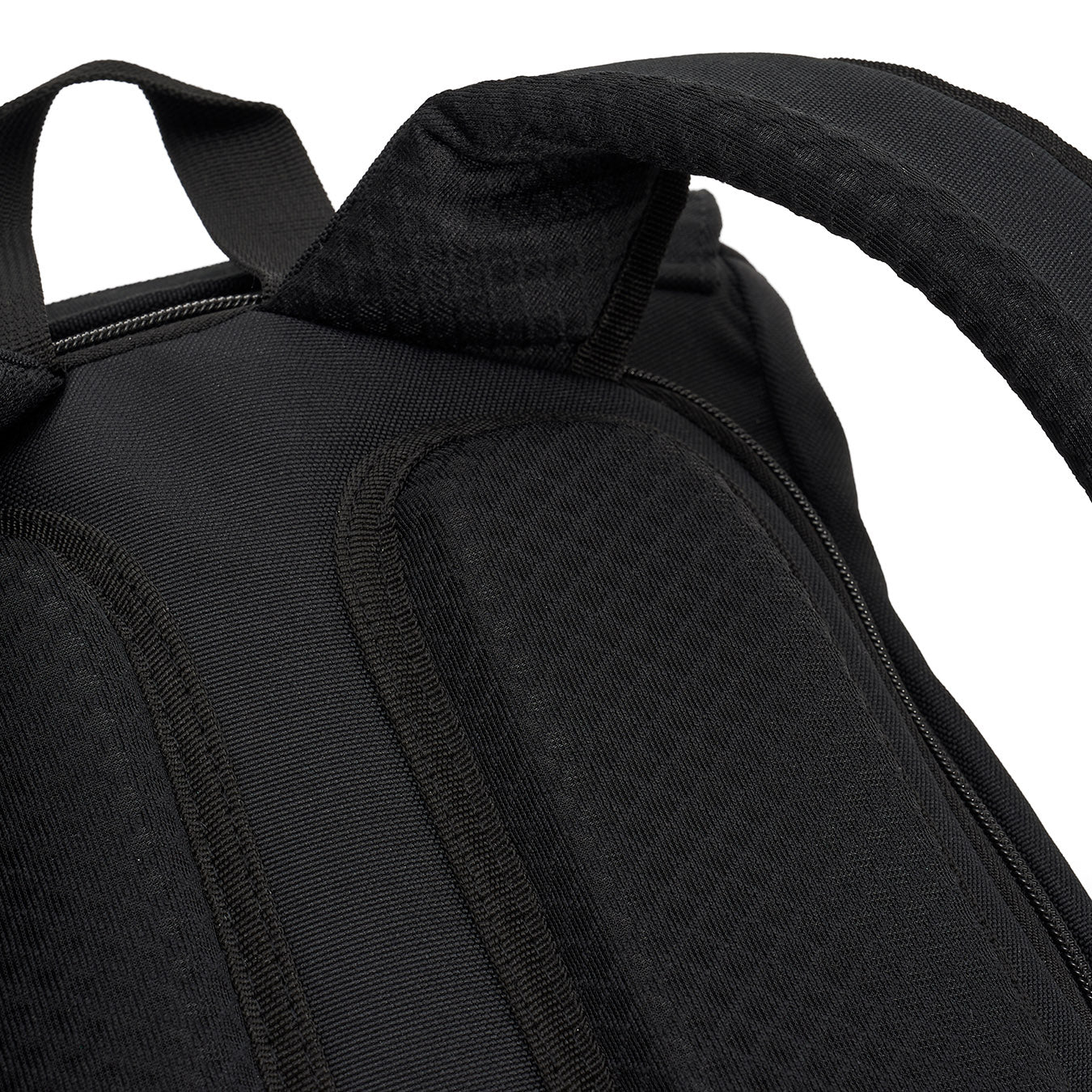 Ela Mo™ Everywhere Daypack | Embroidery Edition Upsy Daisy. Ein Hebel und Schulterriemen des Rucksacks von der Rückseite.