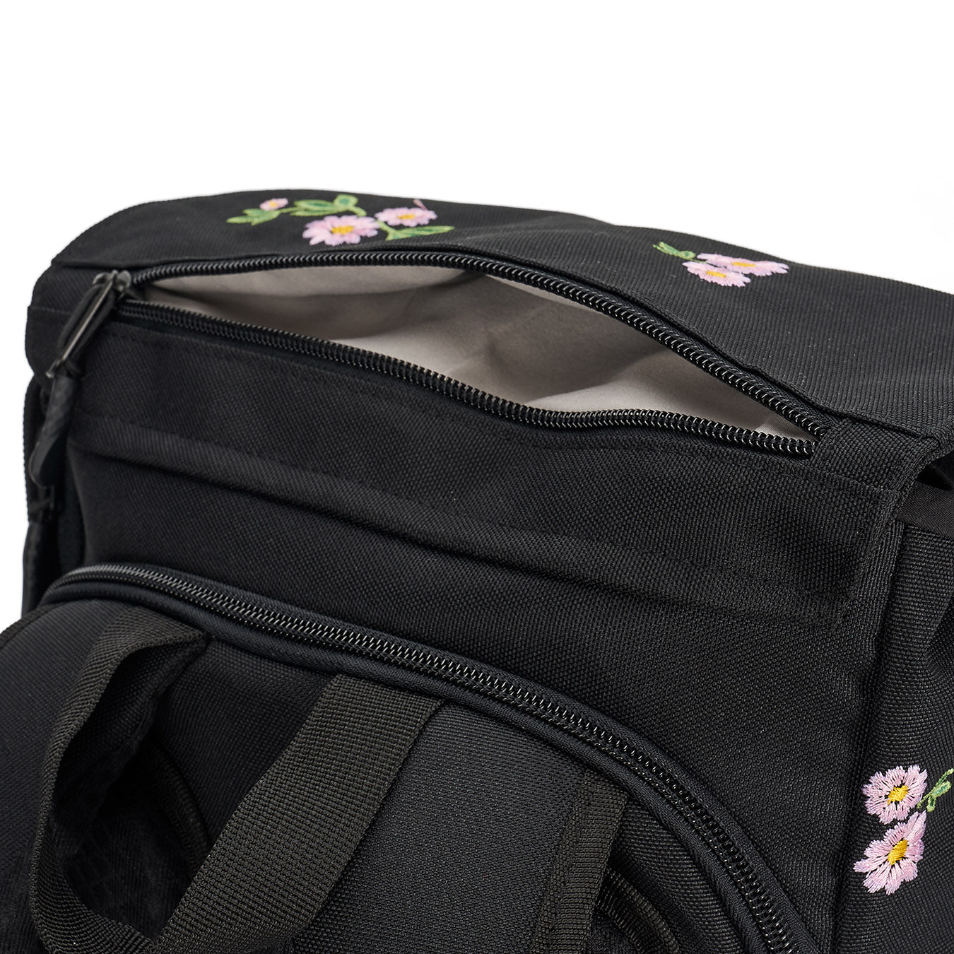 Ela Mo™ Everywhere Daypack | Embroidery Edition Upsy Daisy. Außenfach mit Reißverschluss am Deckel des geblümten Rucksacks.