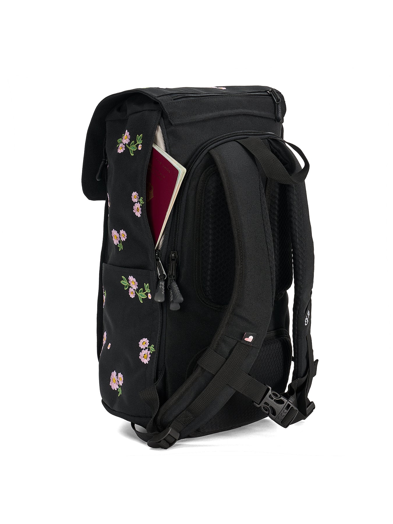 Ela Mo™ Everywhere Daypack | Embroidery Edition Upsy Daisy. Schwarz geblümter Rucksack mit einem Geheimfach an der Seite.