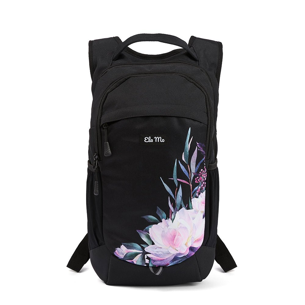 Ela Mo™ Flow Rucksack | Beauty in Darkness. Rucksack mit Vorderfach mit Reißverschluss auf weißem Hintergrund.
