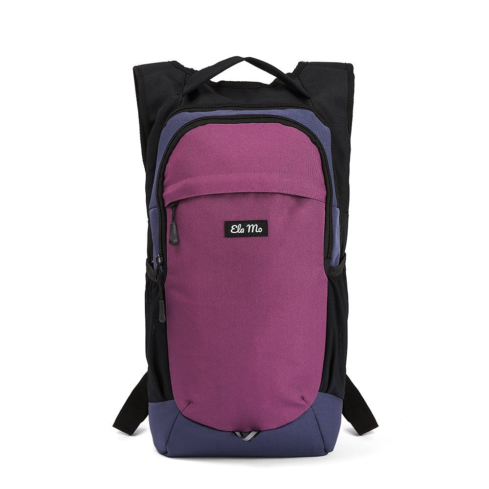 Ela Mo™ Flow Rucksack | Berry. Rucksack mit Vorderfach mit Reißverschluss auf weißem Hintergrund.