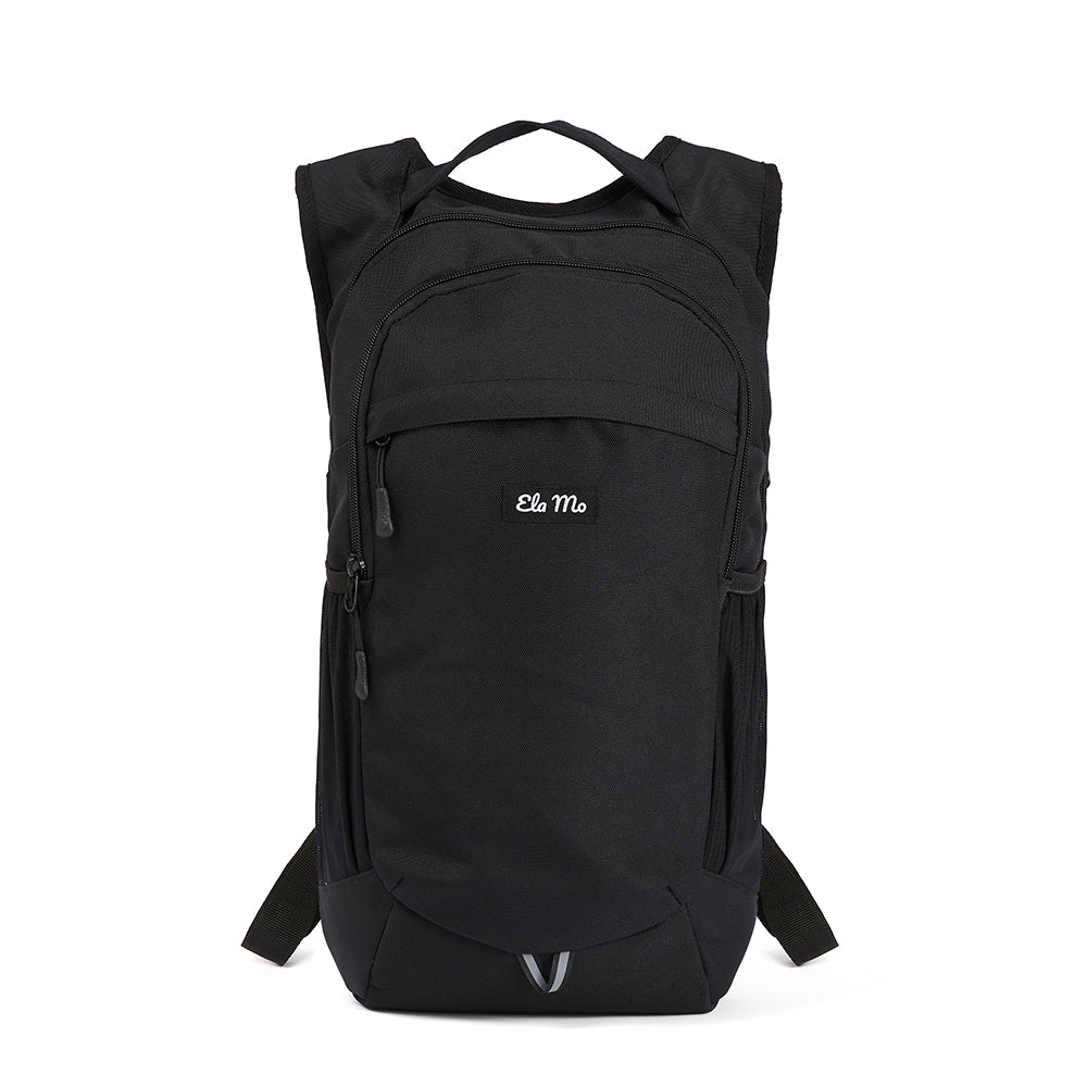 Ela Mo™ Flow Rucksack | Black. Rucksack mit Vorderfach mit Reißverschluss auf weißem Hintergrund.