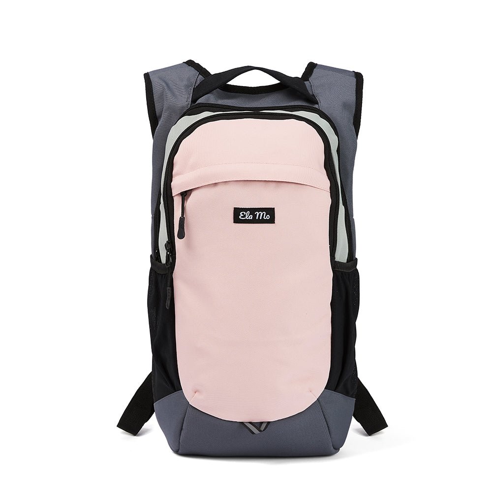 Ela Mo™ Flow Rucksack | Rose on Rocks. Rucksack mit Vorderfach mit Reißverschluss auf weißem Hintergrund.