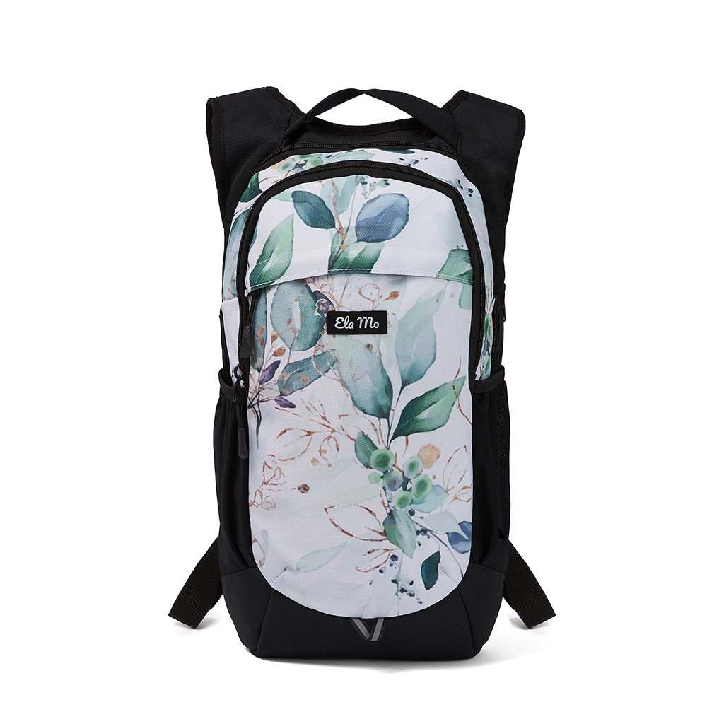 Ela Mo™ Flow Rucksack | Waterleaf Gold. Rucksack mit Vorderfach mit Reißverschluss auf weißem Hintergrund.