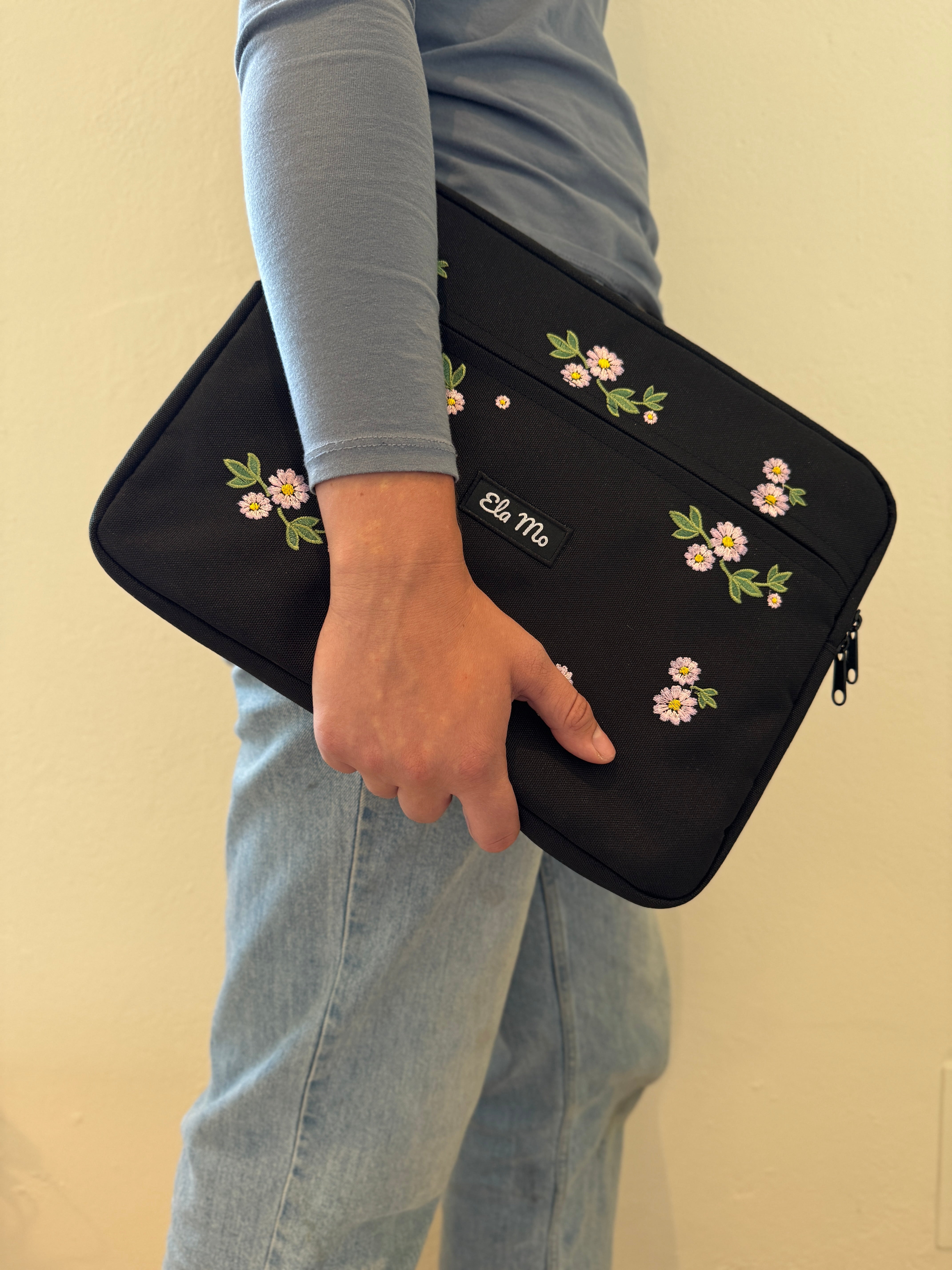 Ela Mo™ Laptop Pouch 14 Zoll | Embroidery Edition Upsy Daisy
