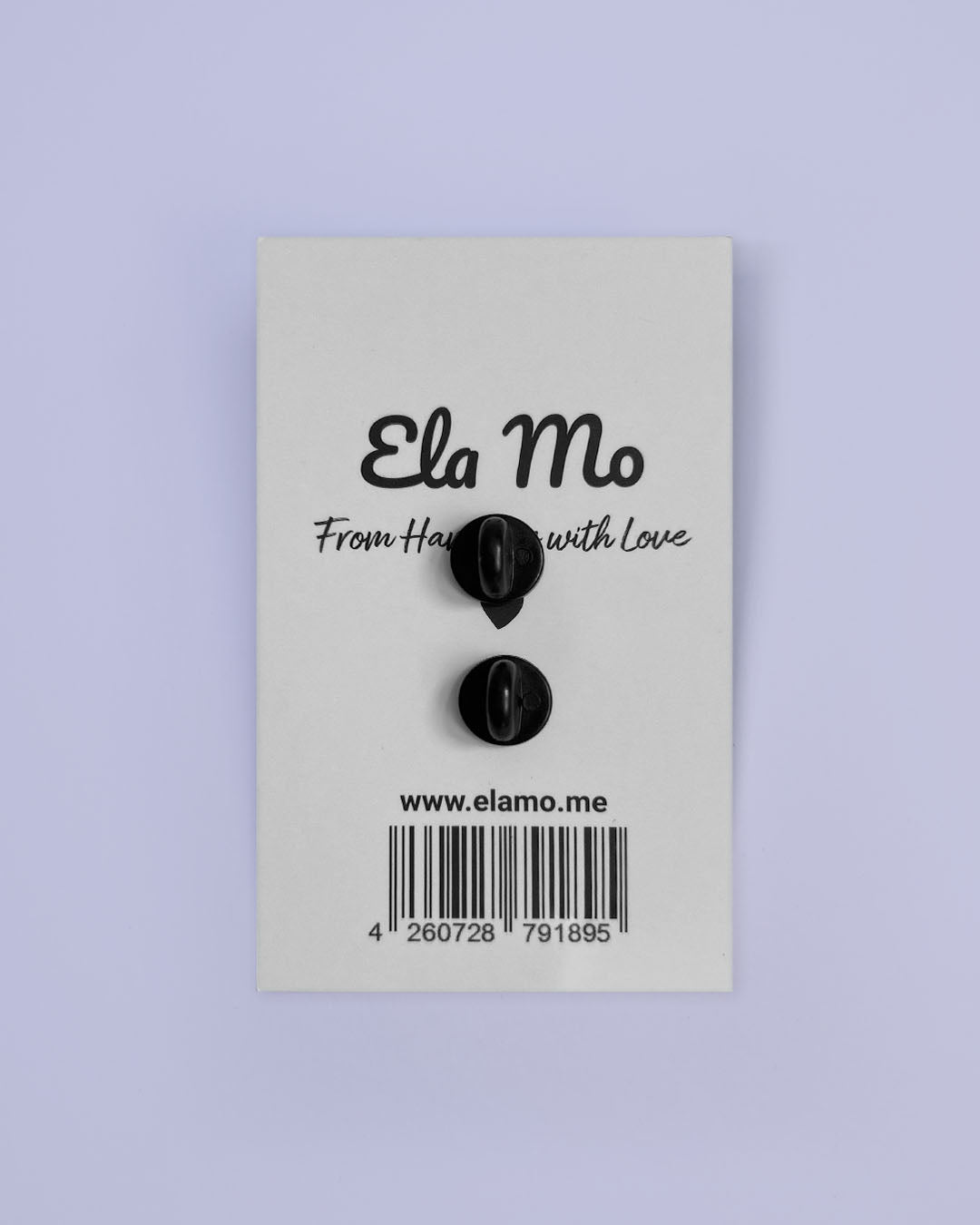 Ela Mo™ Mini Pin für Rucksäcke | Lavender. Ein kleiner Lavendel-Pin auf einer Karte befestigt, die Rückseite.