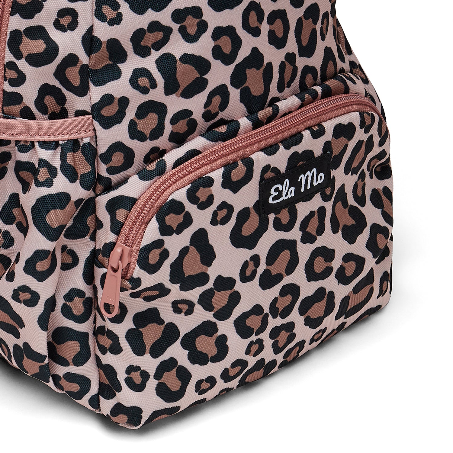 Ela Mo™ Mini Rucksack | Leo – Vorderansicht der Außentasche mit dem Markenzeichen „Ela Mo“. Rucksack im Leoparden-Design.
