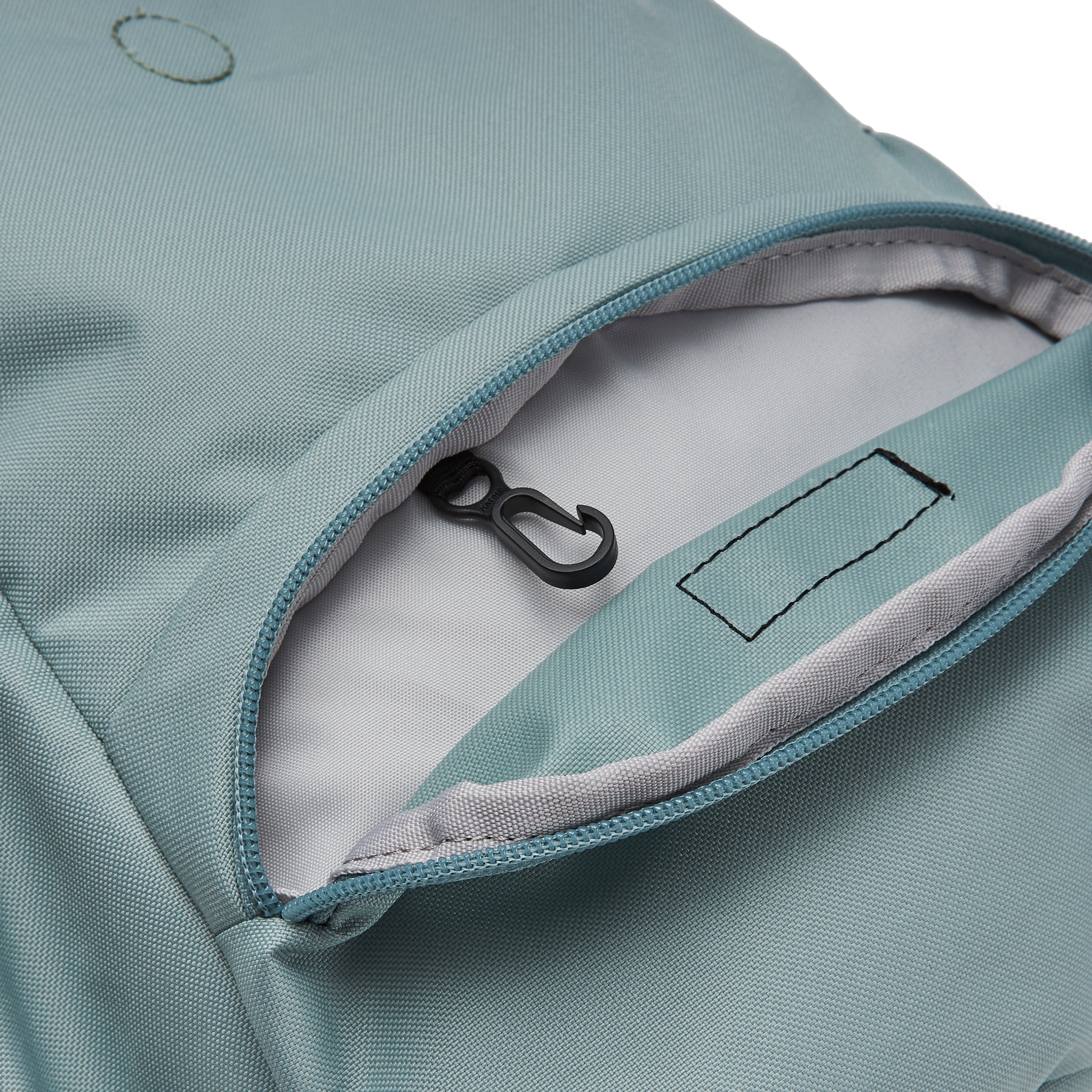 Ela Mo™ Mini Rucksack | Old Mint. Innenbereich des Außenfachs mit integriertem Schlüsselanhänger.