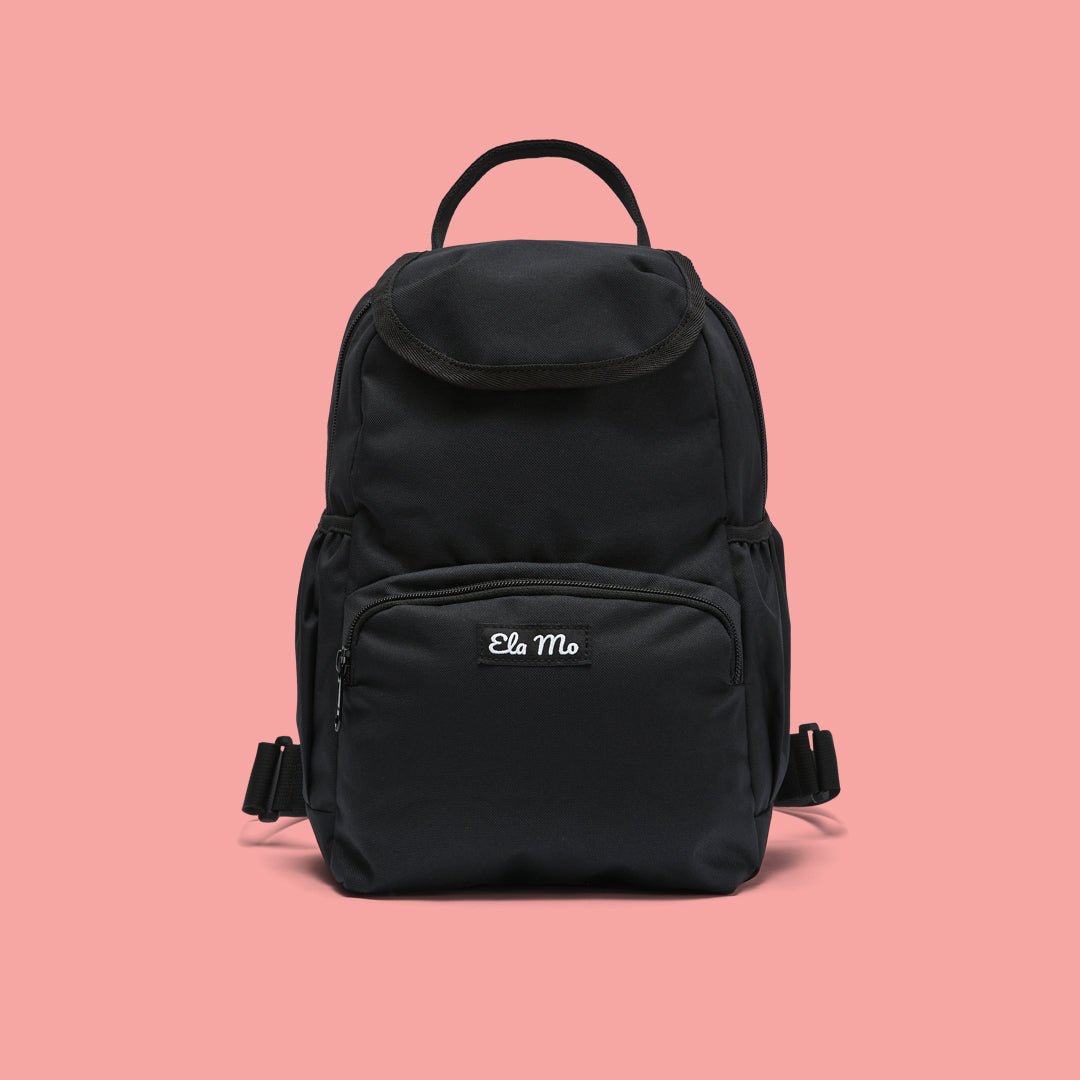 Ela Mo™ Mini Rucksack | Schwarz. Kleiner Rucksack mit Außenfach und Herstellerlogo vorne.