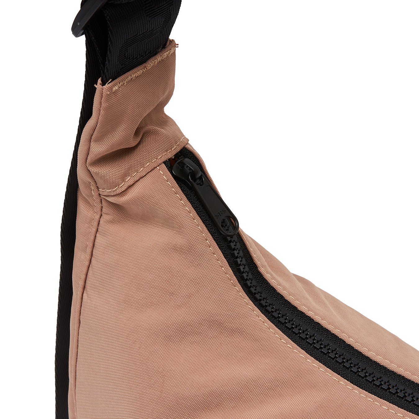 Ela Mo™ Moon Bag | Cocoa. Umhängetasche mit festem, verstellbarem Schulterriemen.