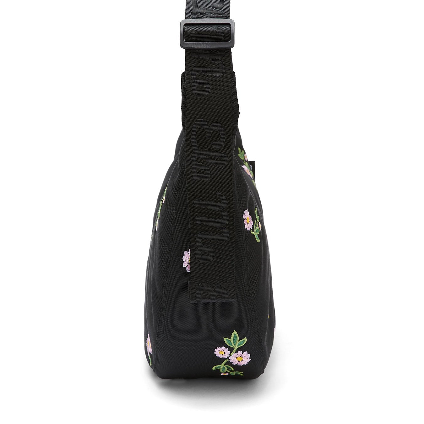 Ela Mo™ Moon Bag | Embroidery Edition Upsy Daisy. Umhängetasche von der Seite, mit schwarzem, verstellbarem Schulterriemen.