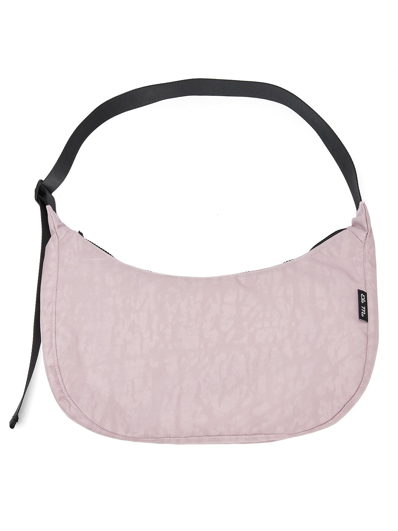 Ela Mo™ Moon Bag | Lavender. Rosafarbene Umhängetasche mit schwarzem, verstellbarem Schulterriemen und Herstellerlogo.