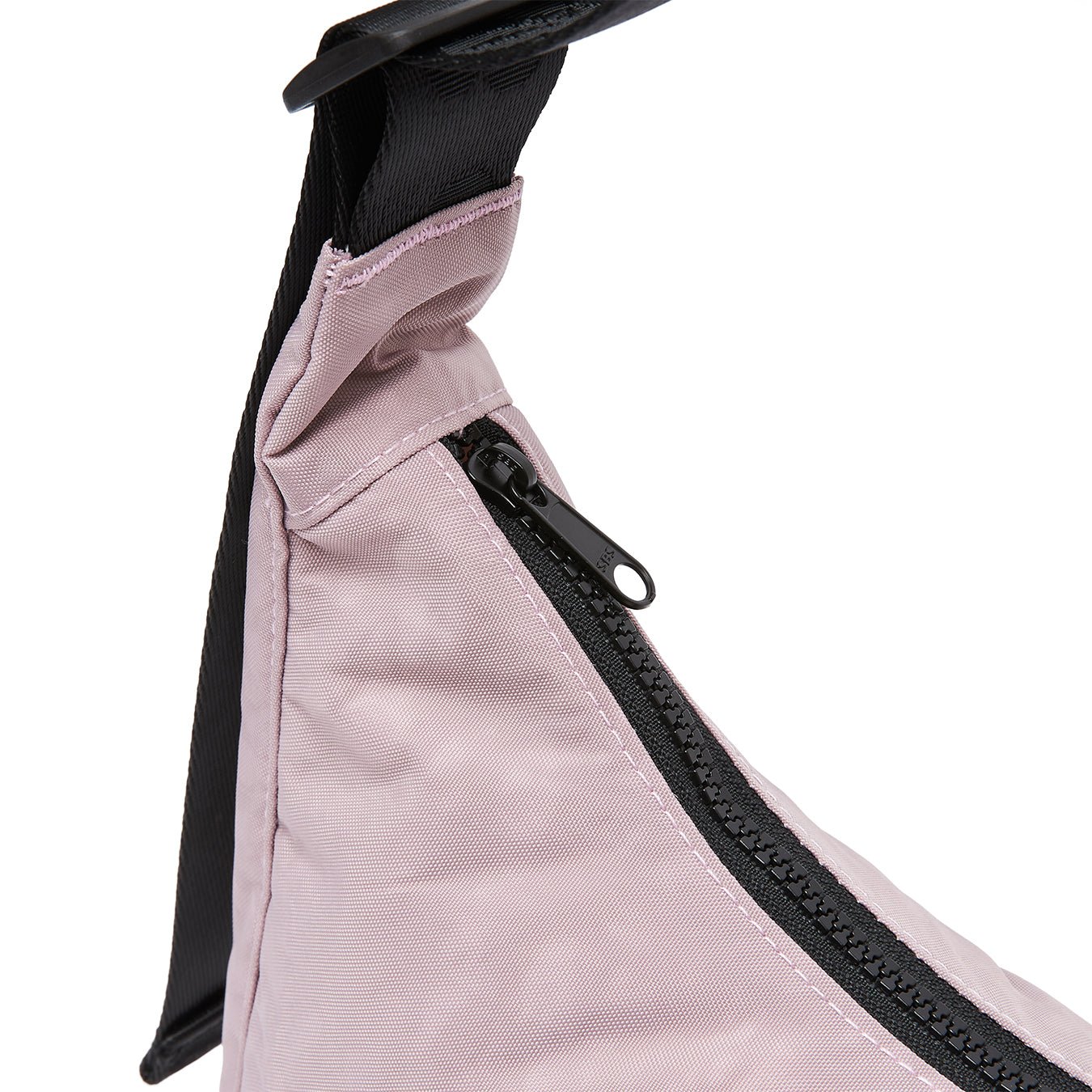 Ela Mo™ Moon Bag | Lavender. Umhängetasche mit festem, verstellbarem Schulterriemen.