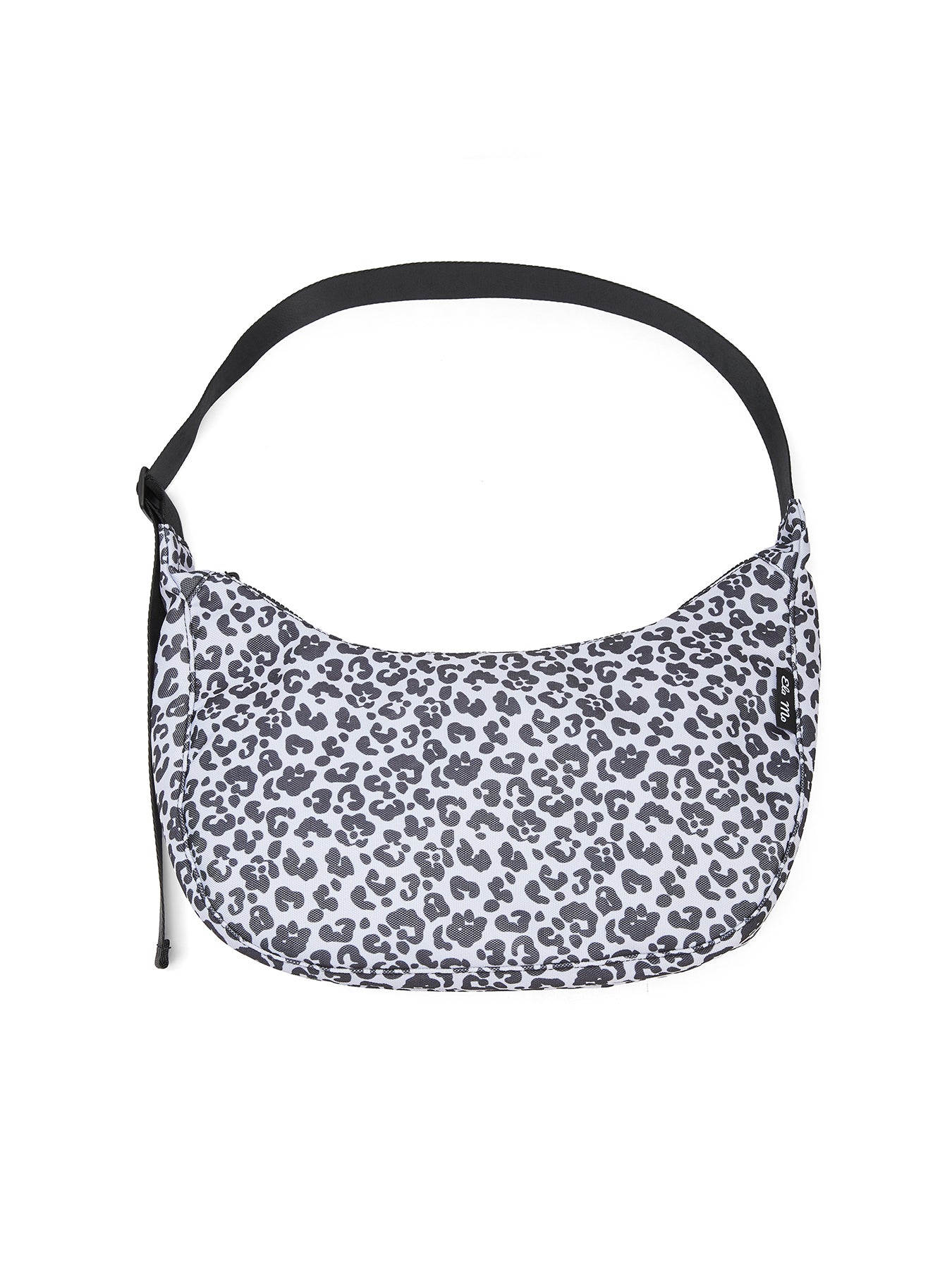 Ela Mo™ Moon Bag | Leo. Umhängetasche im Leopardenmuster mit schwarzem, verstellbarem Schulterriemen und Herstellerlogo.