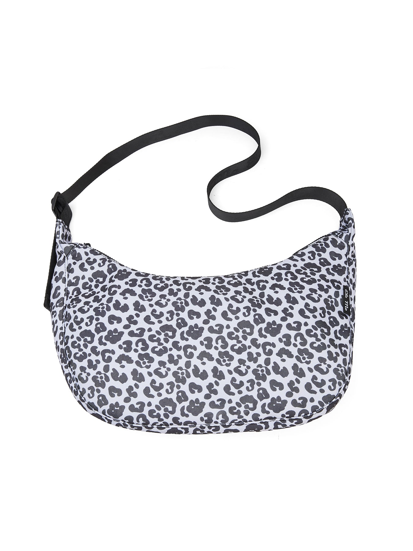 Ela Mo™ Moon Bag | Leo. Umhängetasche im Leopardenmuster mit verstellbarem Schulterriemen auf weißem Hintergrund.