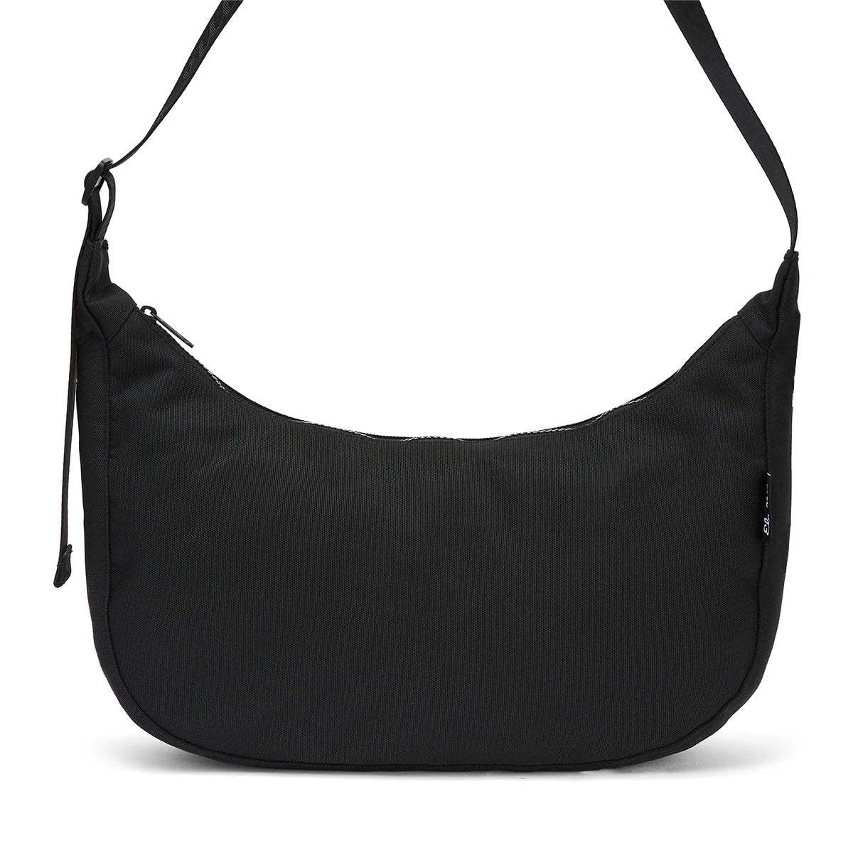 Ela Mo™ Moon Bag | Schwarz. Schwarze Umhängetasche mit verstellbarem Schulterriemen auf weißem Hintergrund.