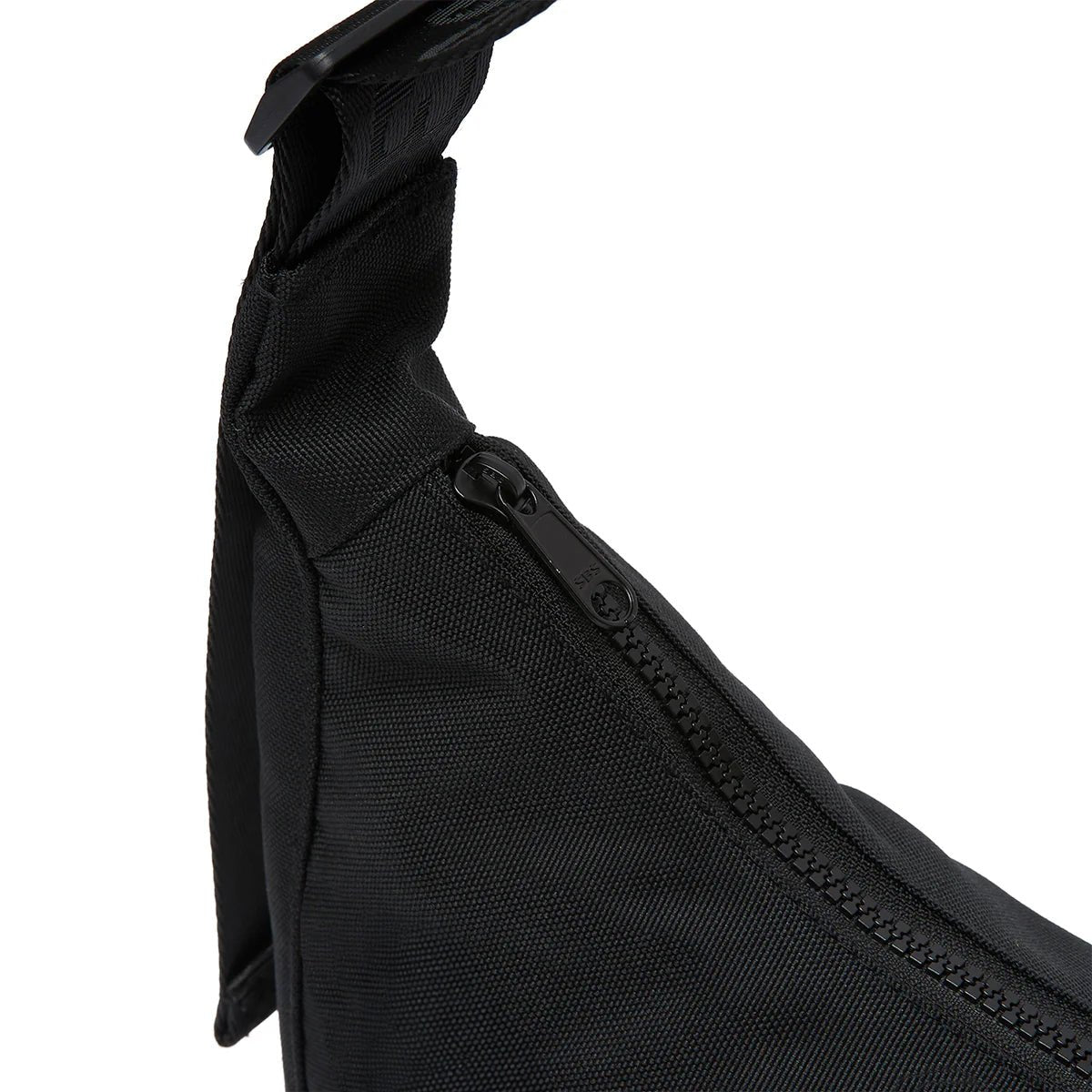 Ela Mo™ Moon Bag | Schwarz. Umhängetasche mit festem, verstellbarem Schulterriemen.