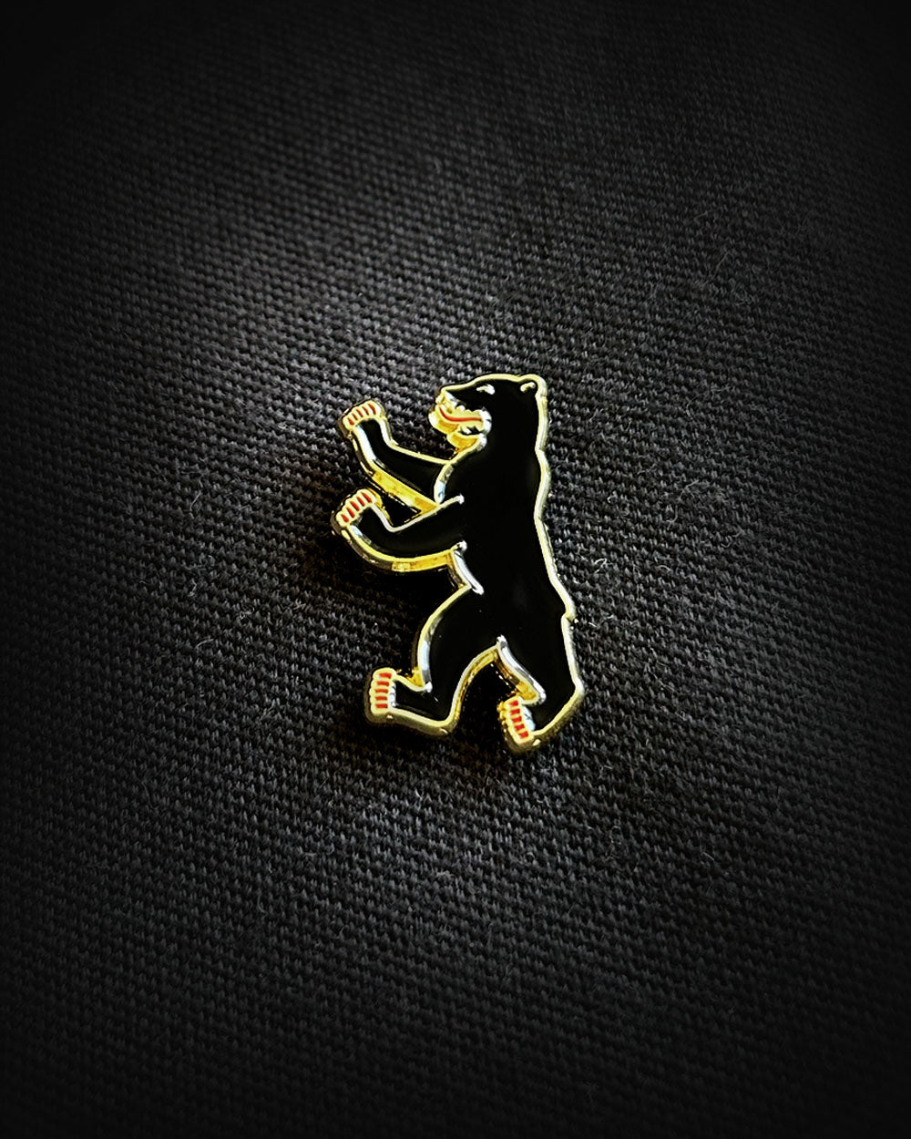 Ela Mo™ Pin für Rucksäcke - Berlin | Auf schwarzem Rucksack