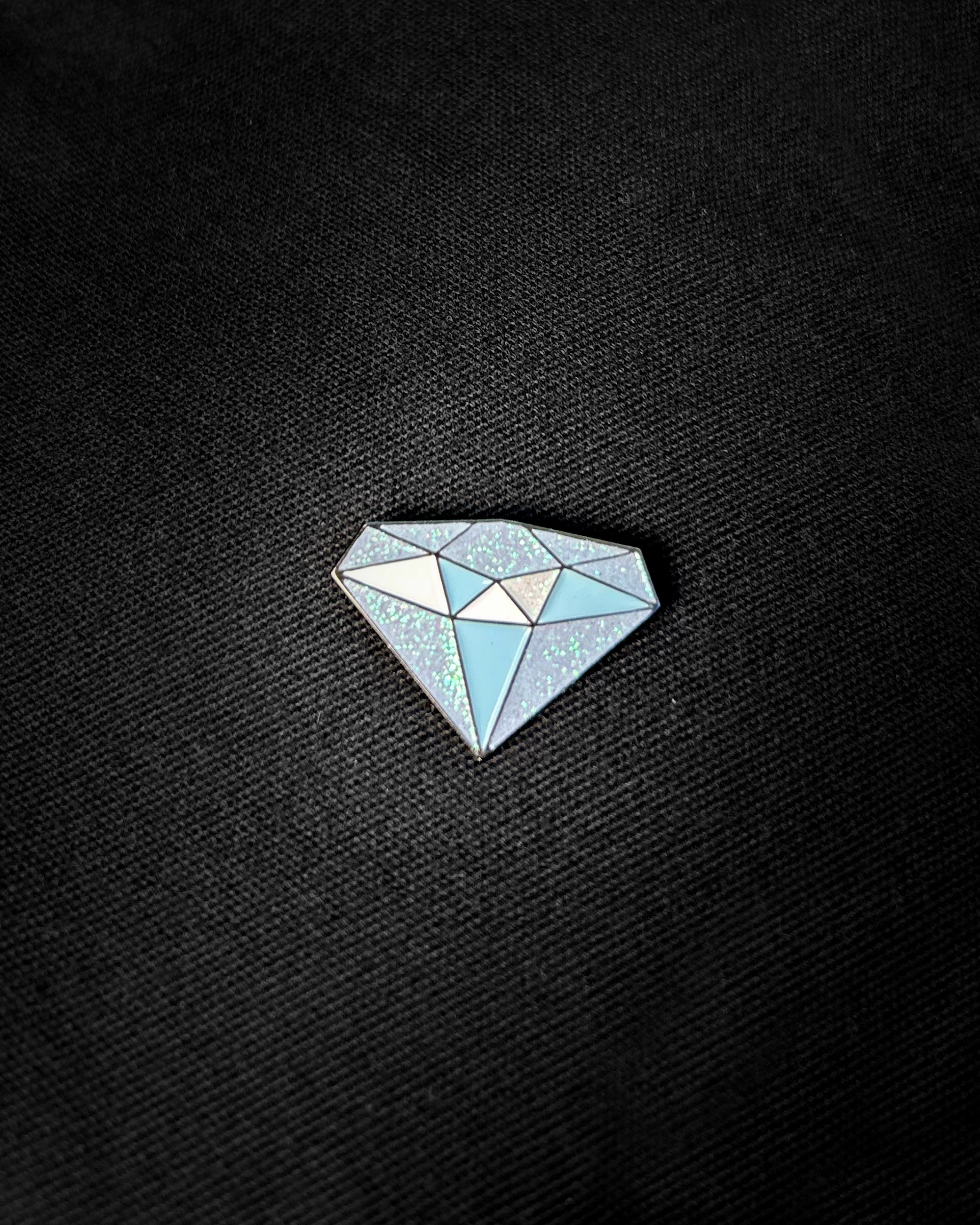 Ela Mo™ Pin für Rucksäcke | Diamant