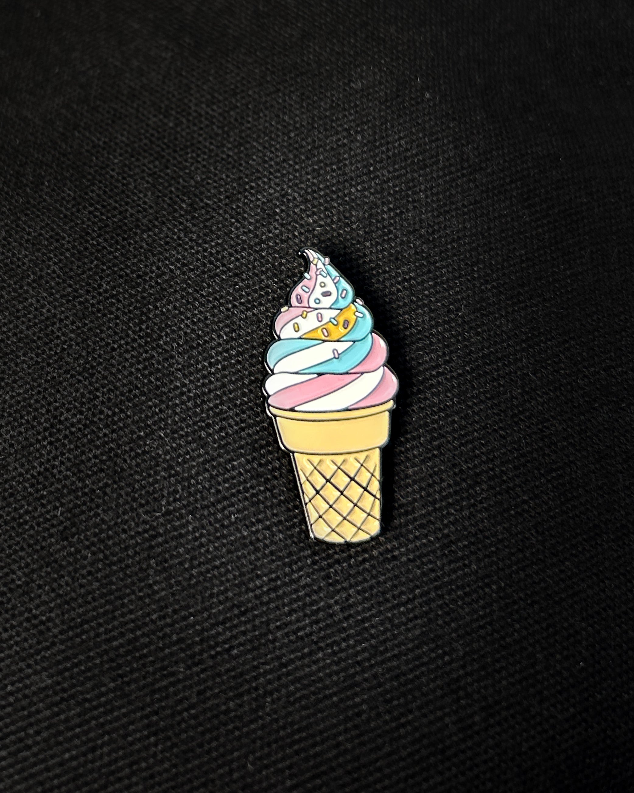 Ela Mo™ Pin für Rucksäcke | Eis