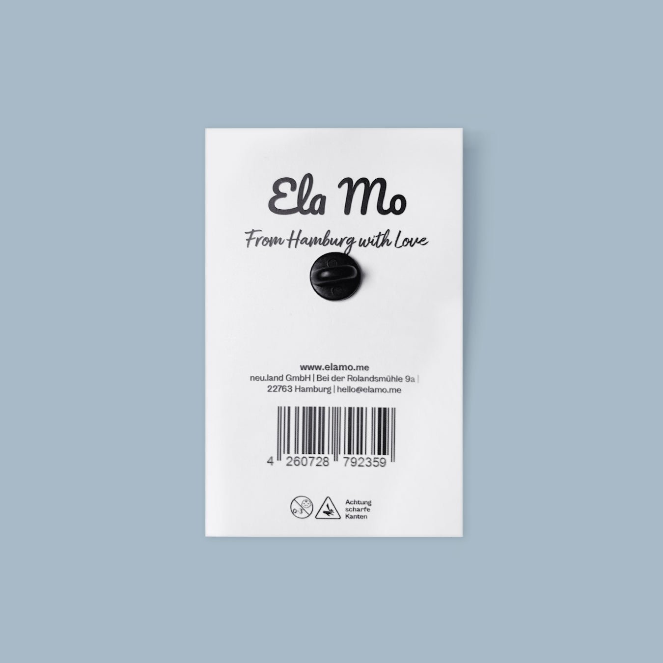 Ela Mo™ Pin für Rucksäcke – Hamburg | Auf hellblauem Hintergrund