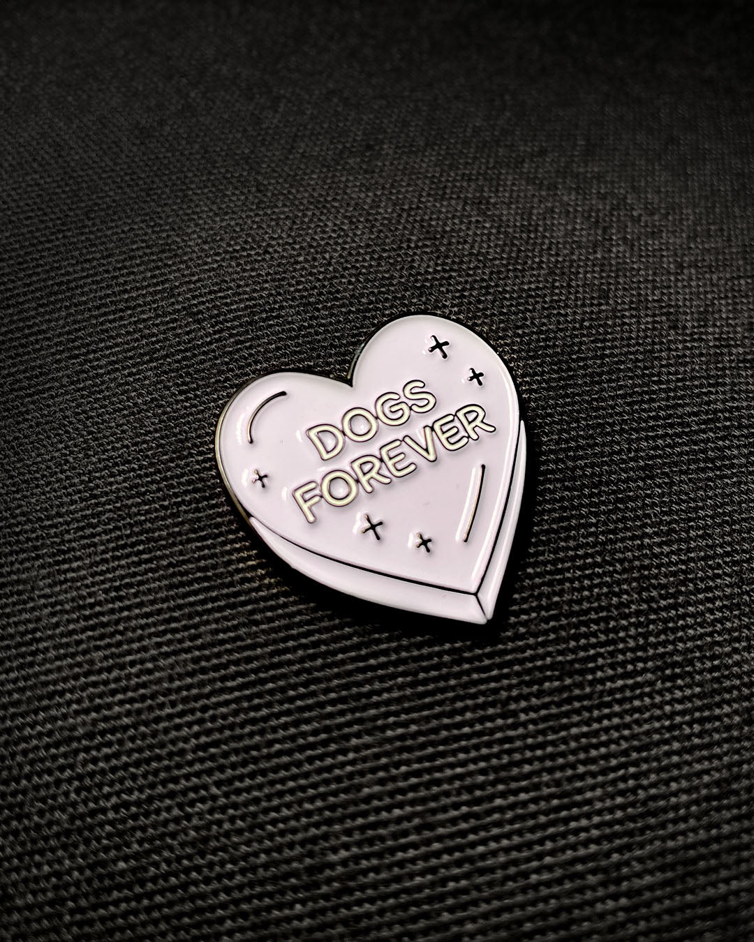 Ela Mo™ Mini Pin für Rucksäcke | Hund. Nahansicht eines kleinen Pins, befestigt auf dem schwarzen Rucksack.