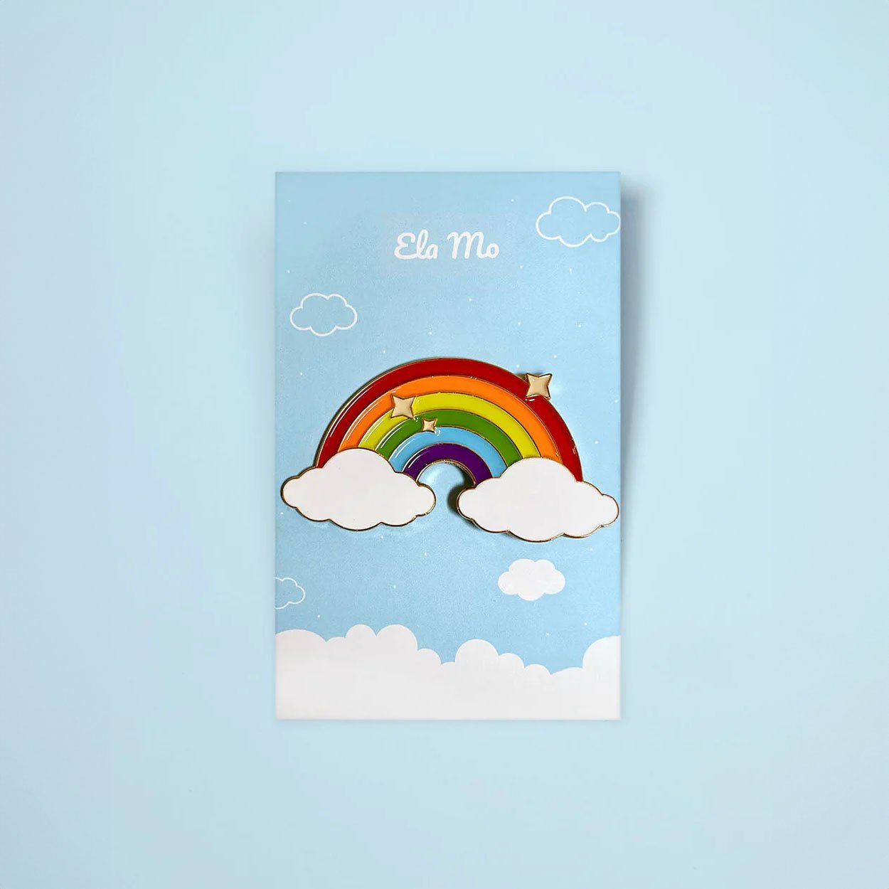 Ela Mo™ Pin für Rucksäcke| Rainbow. Ein kleiner Pin für den Rucksack, auf einer Karte befestigt.