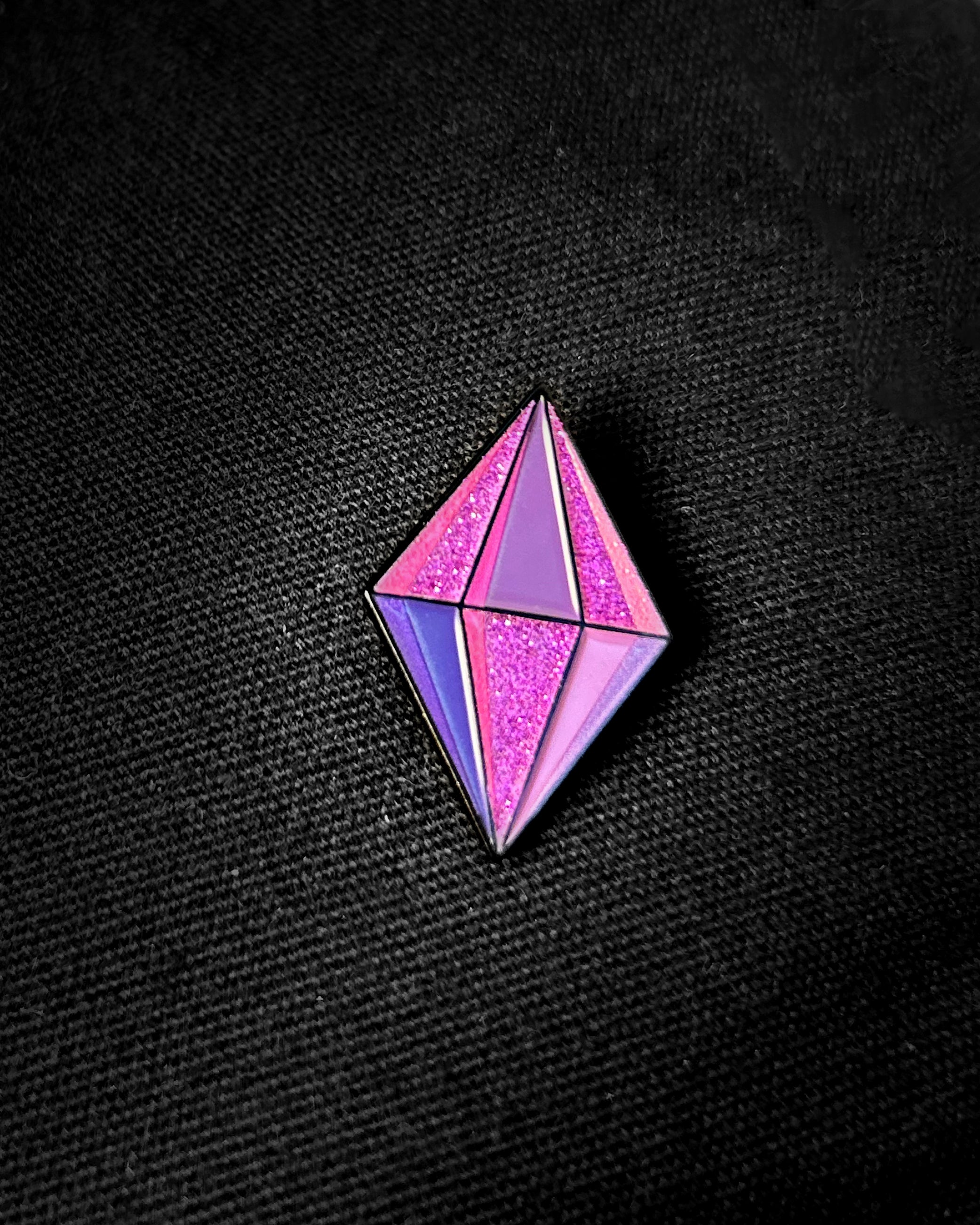 Ela Mo™ Pin für Rucksäcke | Rubin