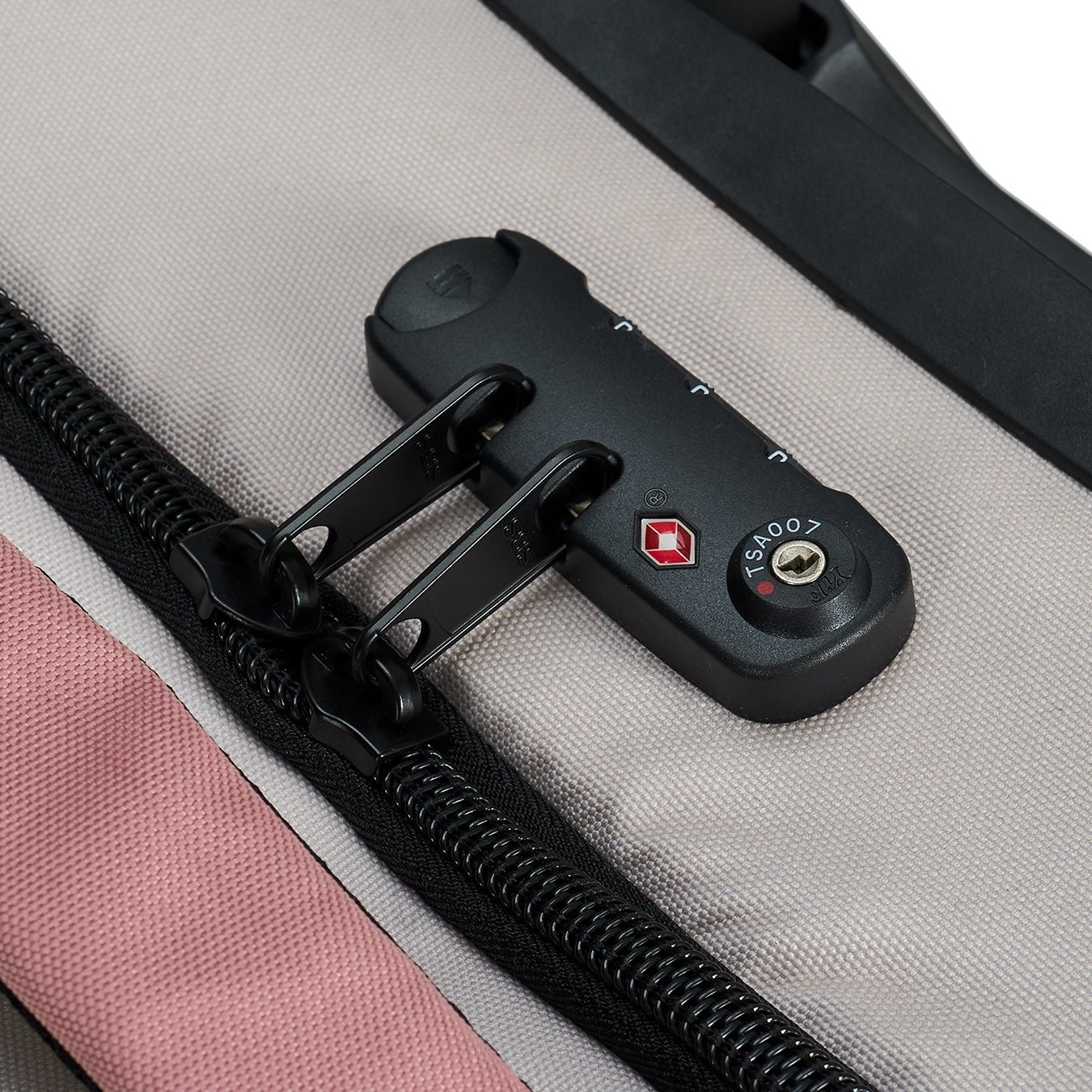 Ela Mo™ Reisetasche mit Rollen 78 Liter | Embroidery Edition Losy. TSA-Zahlenschlossverschluss an der Tasche.