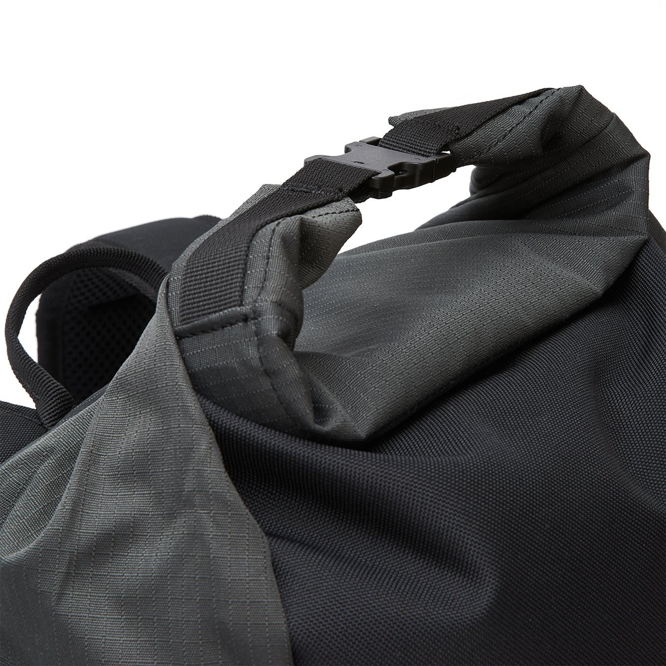 Ela Mo™ Rolltop Lite | Black. Klickverschluss des Rucksacks, oberer Teil, auf weißem Hintergrund.