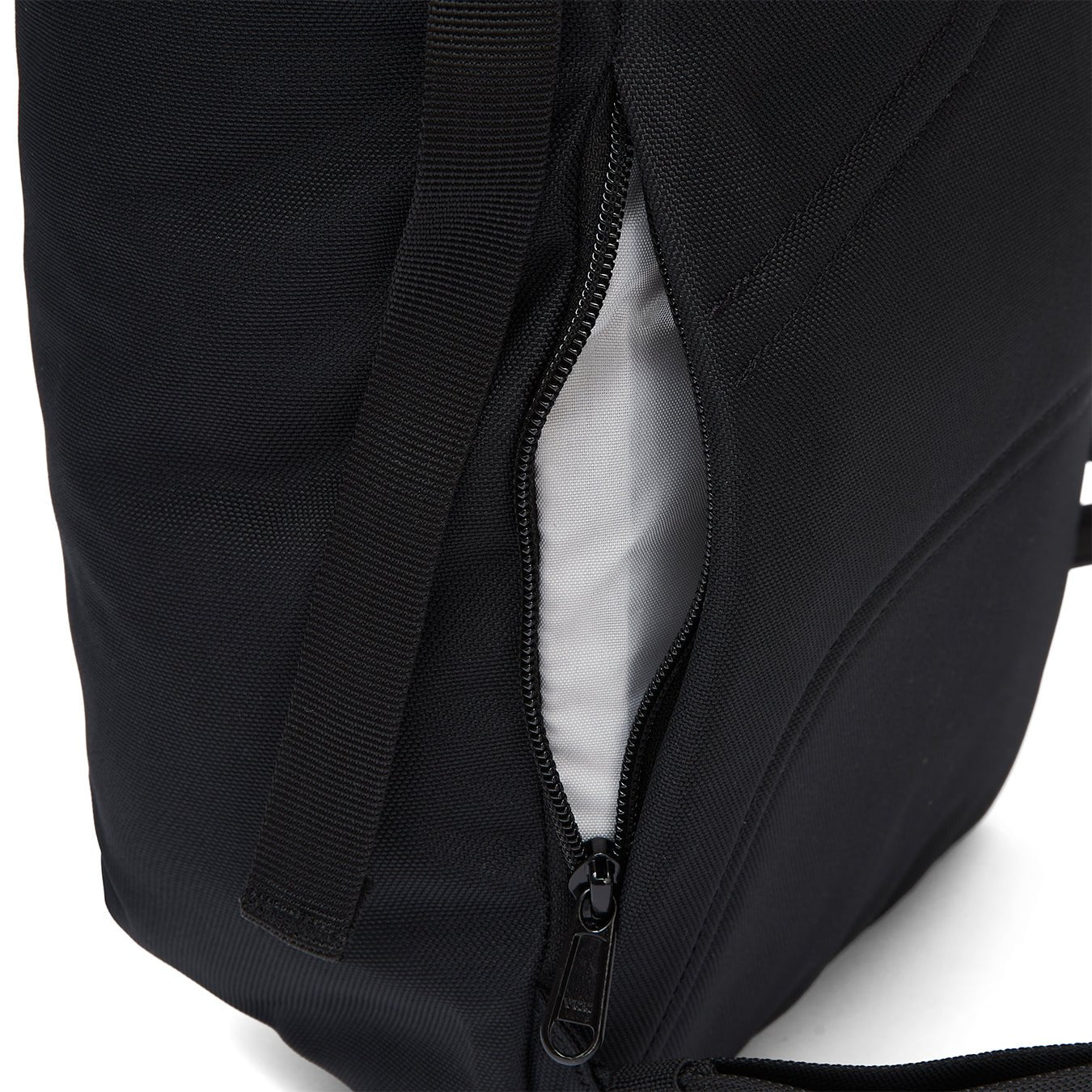 Ela Mo™ Rolltop Lite | Black. Geheimfach des Rucksacks mit Reißverschluss.