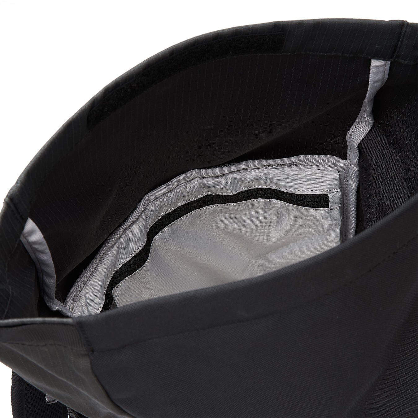 Ela Mo™ Rolltop Lite | Black. Grauer Innenbereich des Rucksacks.