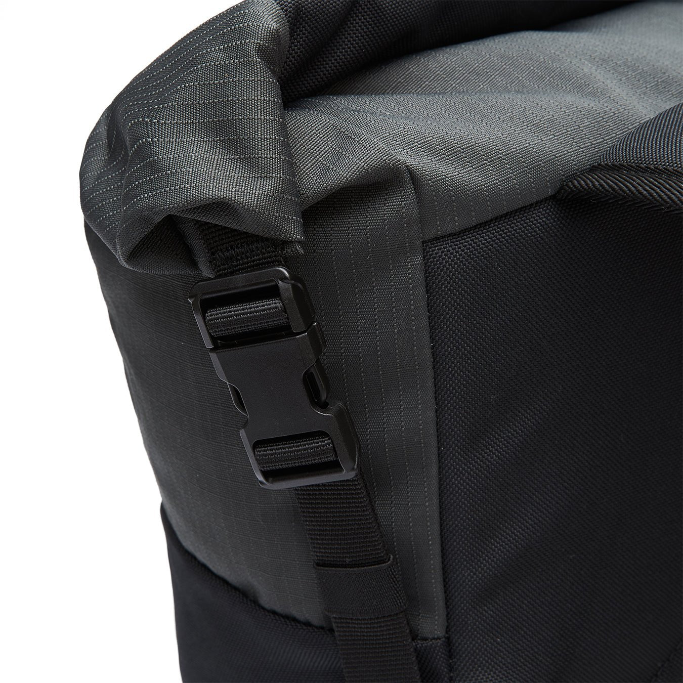 Ela Mo™ Rolltop Lite | Black. Rucksack mit seitlichem Klickverschluss.