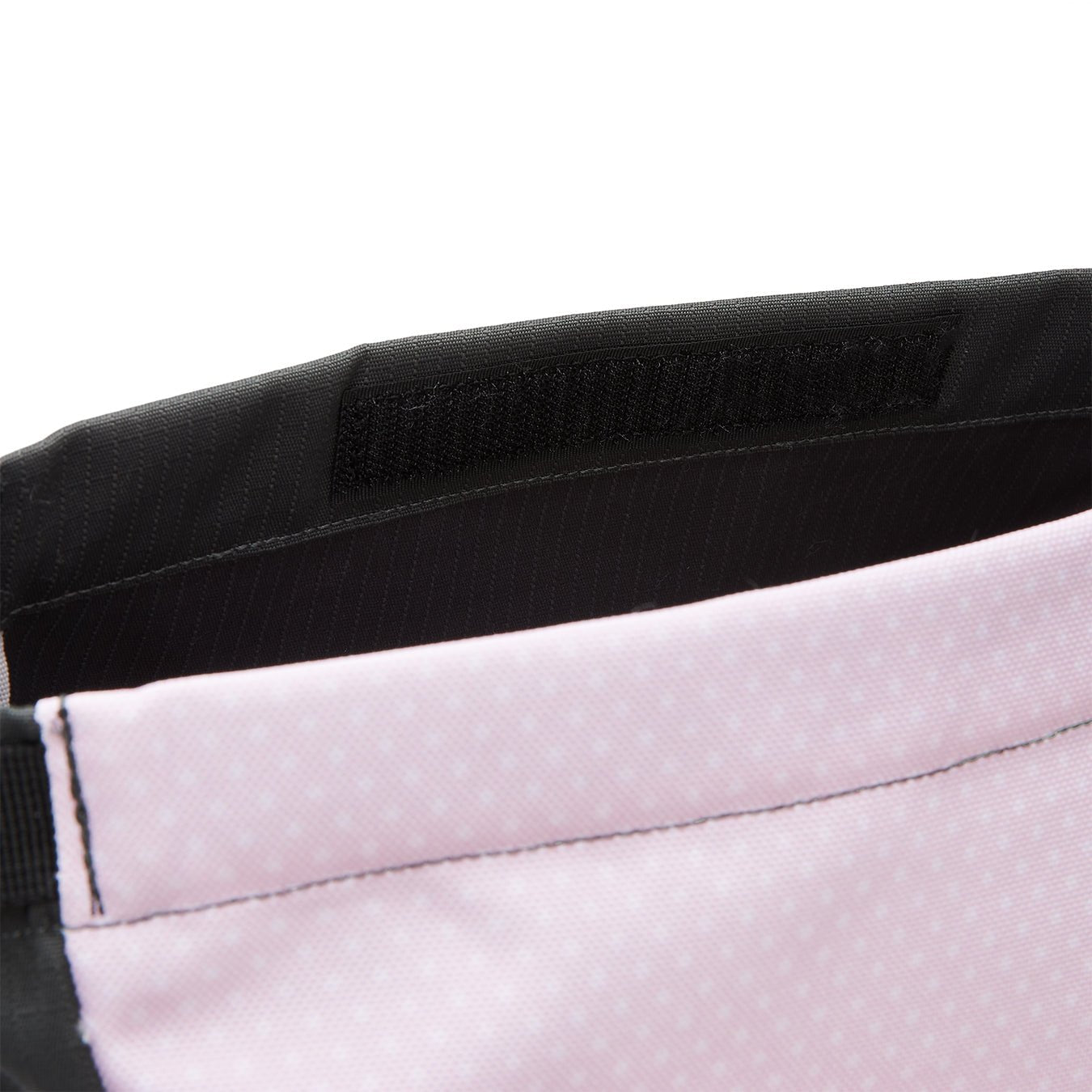 Ela Mo™ Rolltop Lite | New Horizon. Der obere Teil des Rucksacks, geöffnet, auf weißem Hintergrund.