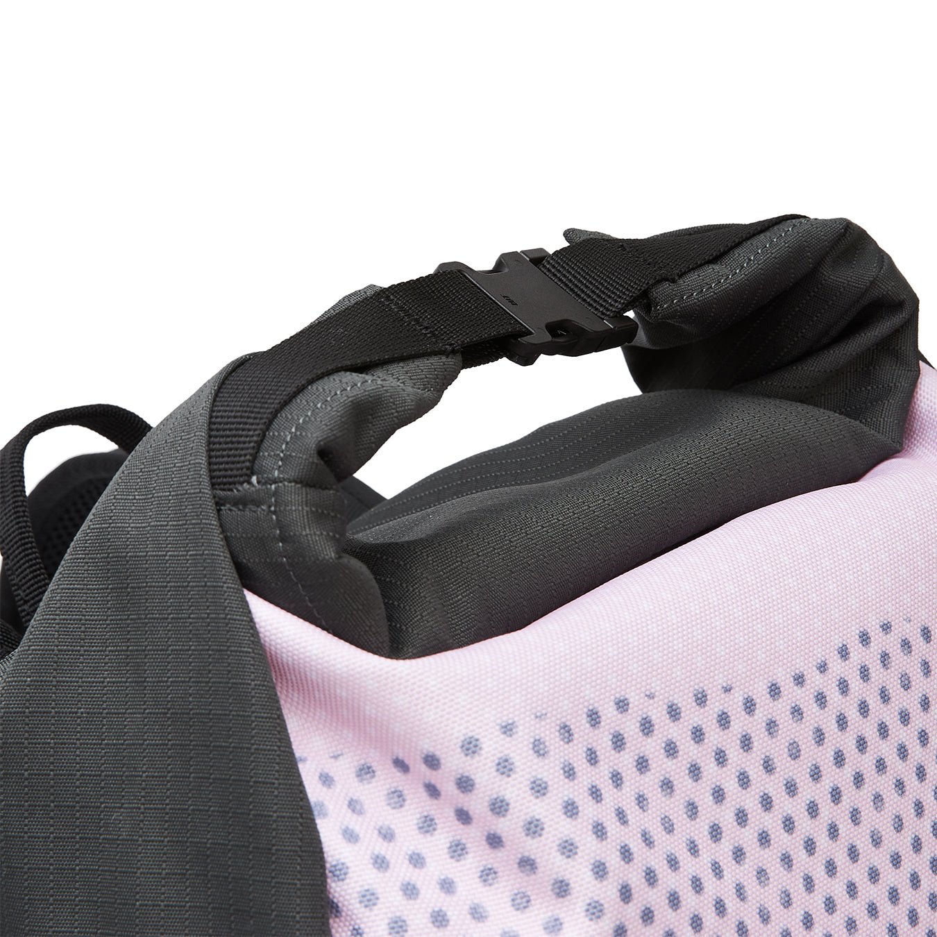 Ela Mo™ Rolltop Lite | New Horizon. Der obere Teil des geschlossenen Rucksacks mit Steckschnalle.