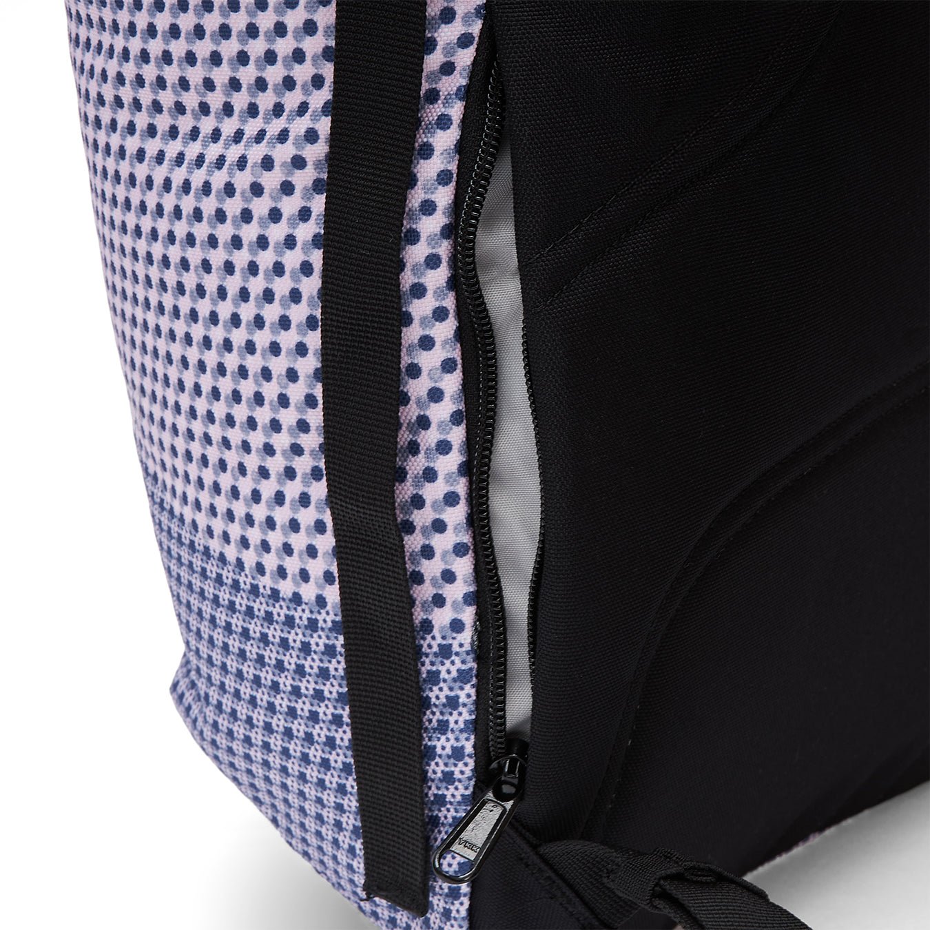 Ela Mo™ Rolltop Lite | New Horizon. Ein Rucksack in Blautönen mit einem Geheimfach an der Seite.