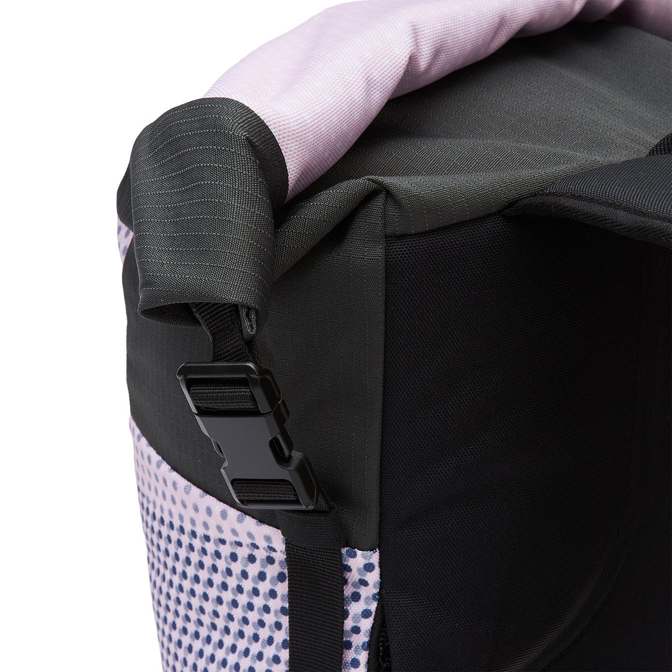 Ela Mo™ Rolltop Lite | New Horizon. Volumenerweiterung des Rucksacks und geschlossener Klickverschluss.