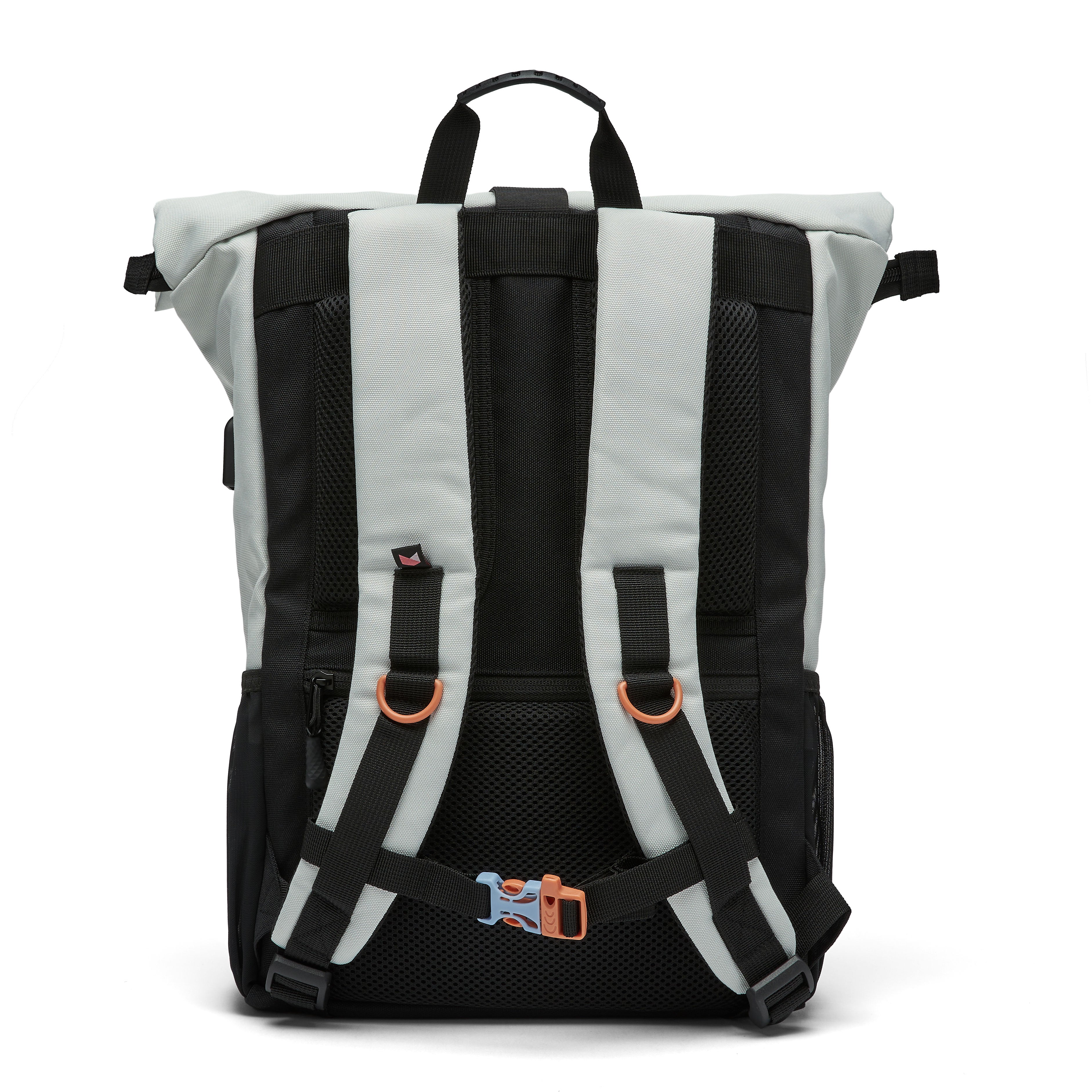 Ela Mo™ Rolltop Rucksack | Lightgrey Orange Pop. Die Rückseite des Rucksacks mit Schulterriemen und kleinem Außenfach.