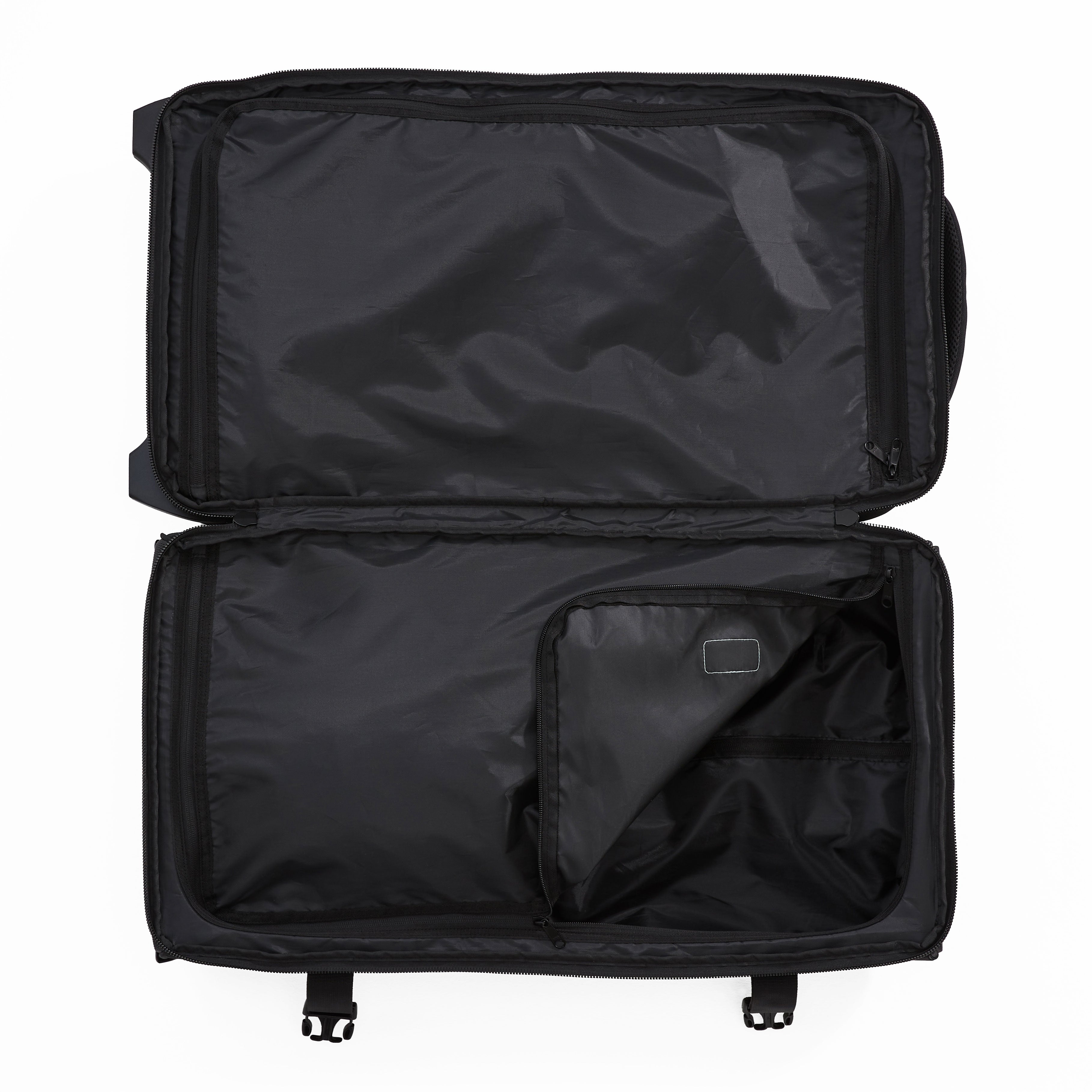Ela Mo™ Reisetasche mit Rollen 42 Liter | Black. Geöffnete Reisetasche mit sichtbarem Innenbereich und Innenfächern.