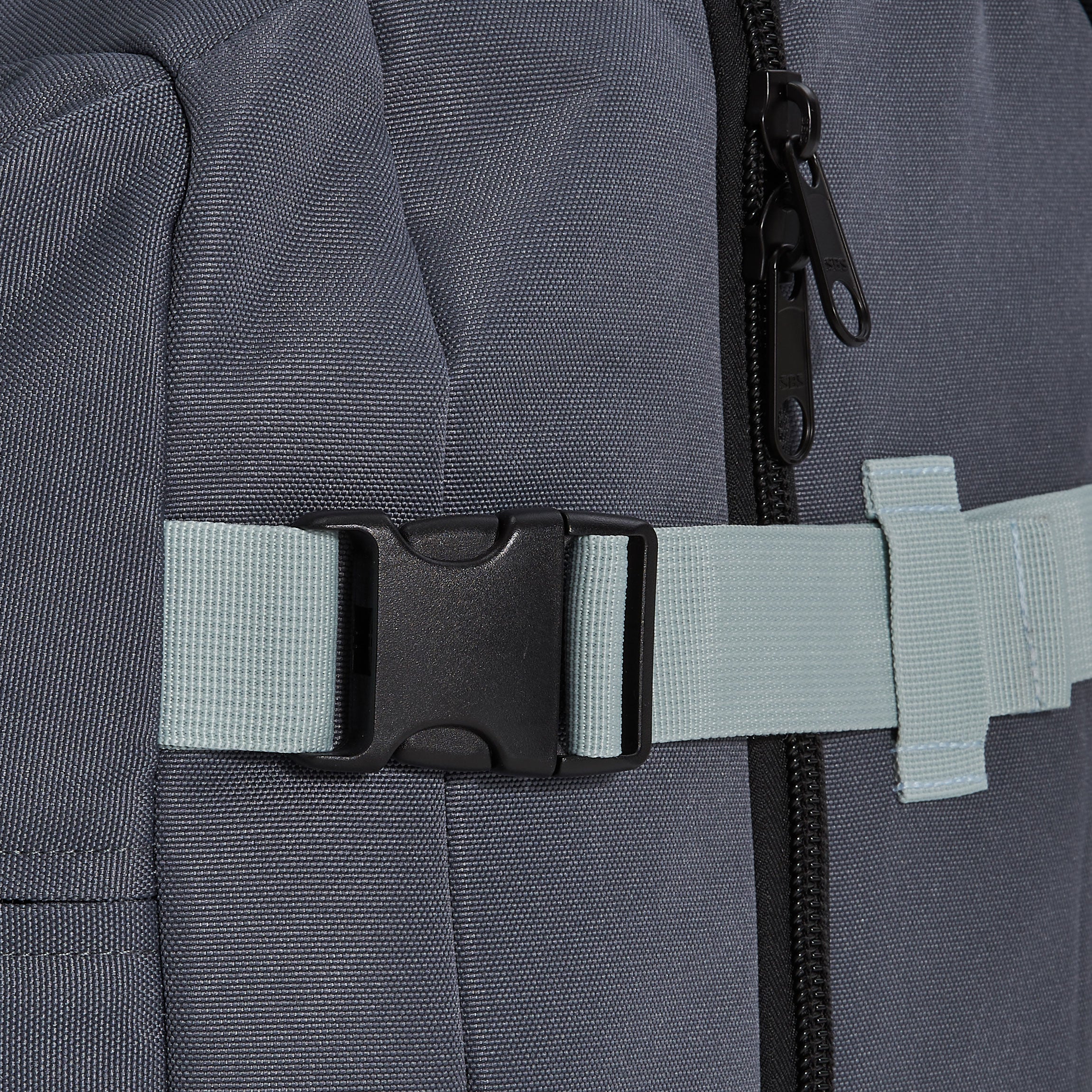 Ela Mo™ Reisetasche mit Rollen 42 Liter | Darkgrey Mint. Klickverschluss an der Seite für zusätzliche Sicherheit.