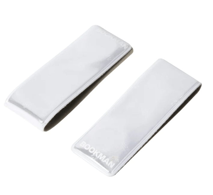 Ela Mo™ x BOOKMAN Reflektorclips. Reflektorclips auf weißem Hintergrund.