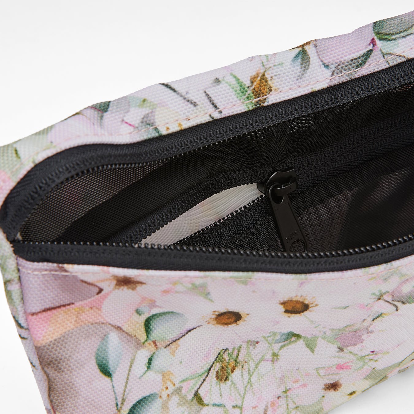 Ela Mo™ Stiftetasche | Bed Of Flowers. Schwarzer Innenbereich der Stifttasche mit kleinem Fach und Reißverschluss.