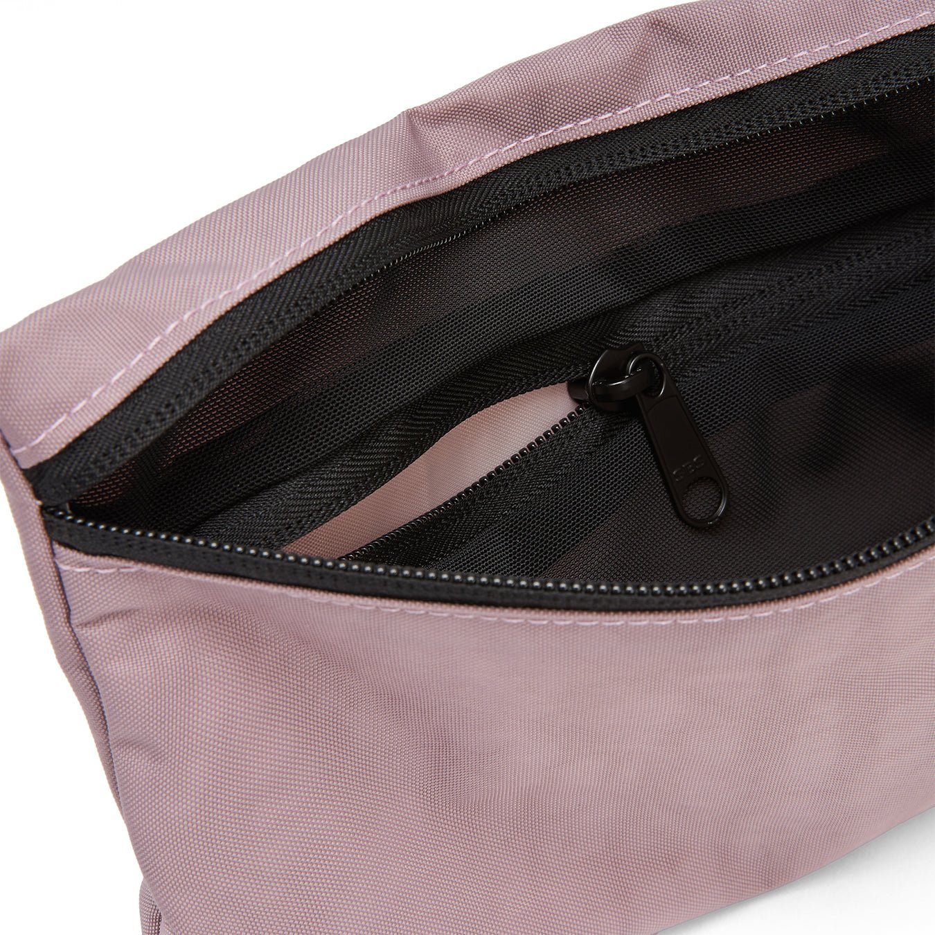 Ela Mo™ Stiftetasche | Lavender. Schwarzer Innenbereich der Stifttasche mit kleinem Fach und Reißverschluss.