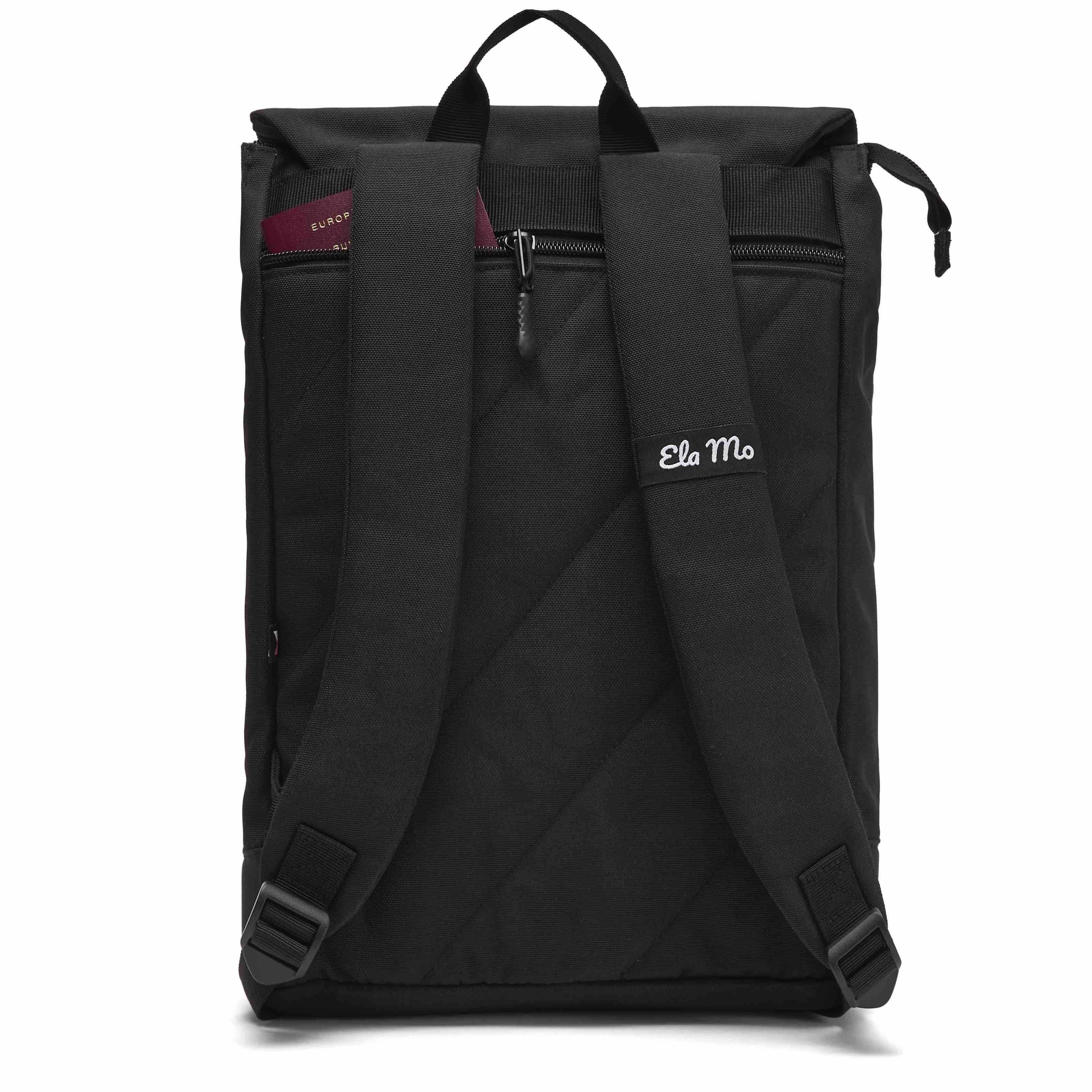 Ela Mo™ Daypack Rucksack | Beauty in Darkness. Die Rückseite des Rucksacks mit Schulterriemen und kleinem Außenfach.