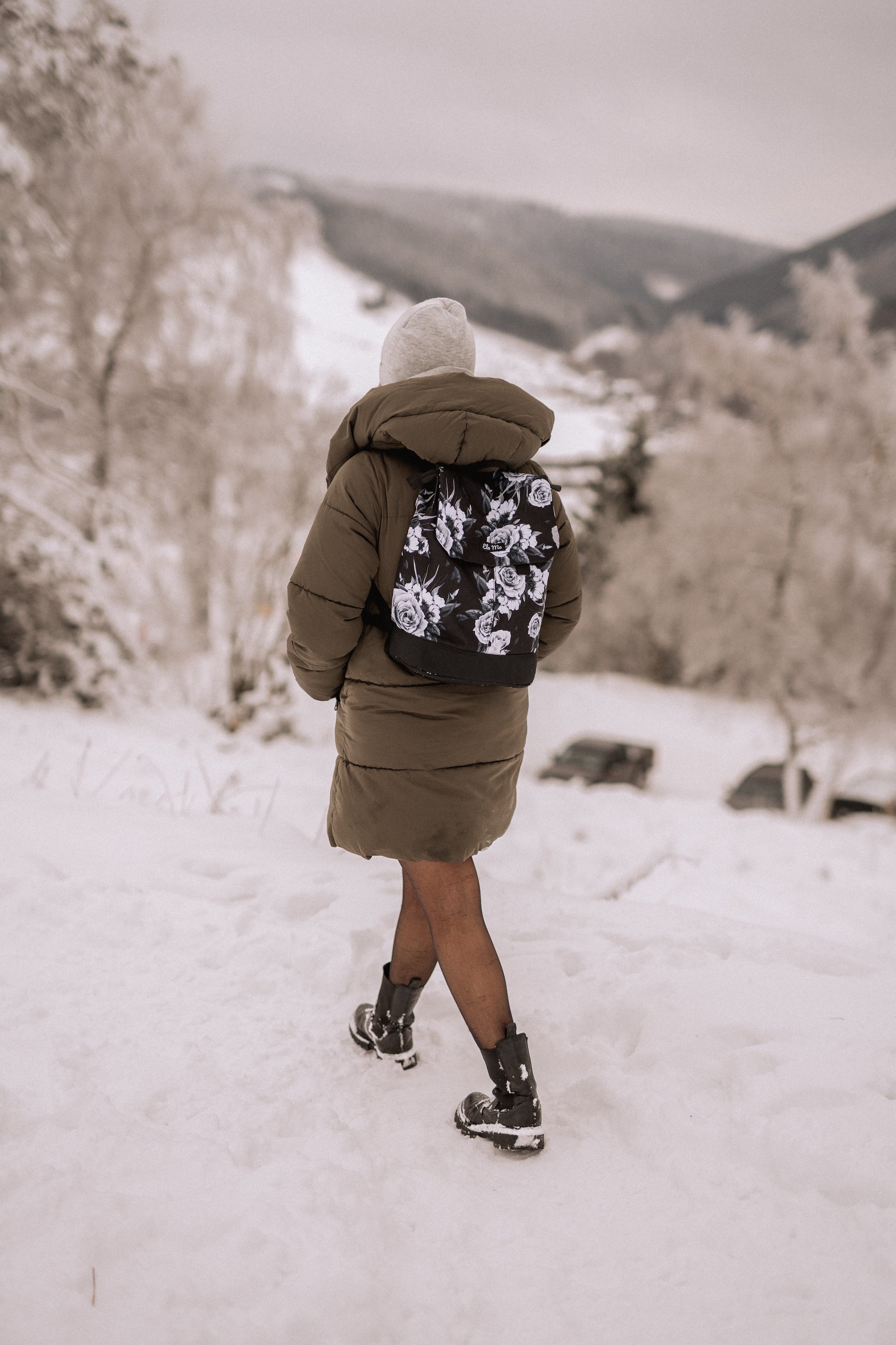 Ela Mo™ Daypack Rucksack | Nightrose. Eine Frau mit dem Rucksack auf dem Rücken im Freien.